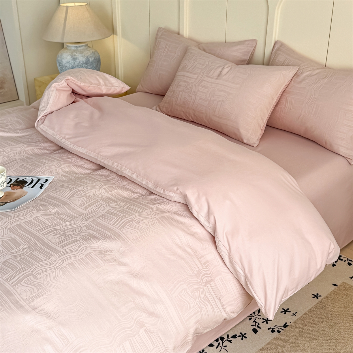 91家纺网 家纺一手货源 找家纺 灰鲸 2026新款全棉纯棉厚织贡缎大提花四件套 凡汐-蜜春粉