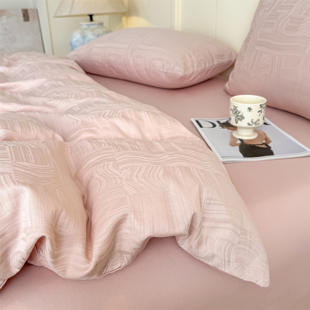 91家纺网 家纺一手货源 找家纺 灰鲸 2026新款全棉纯棉厚织贡缎大提花四件套 凡汐-蜜春粉