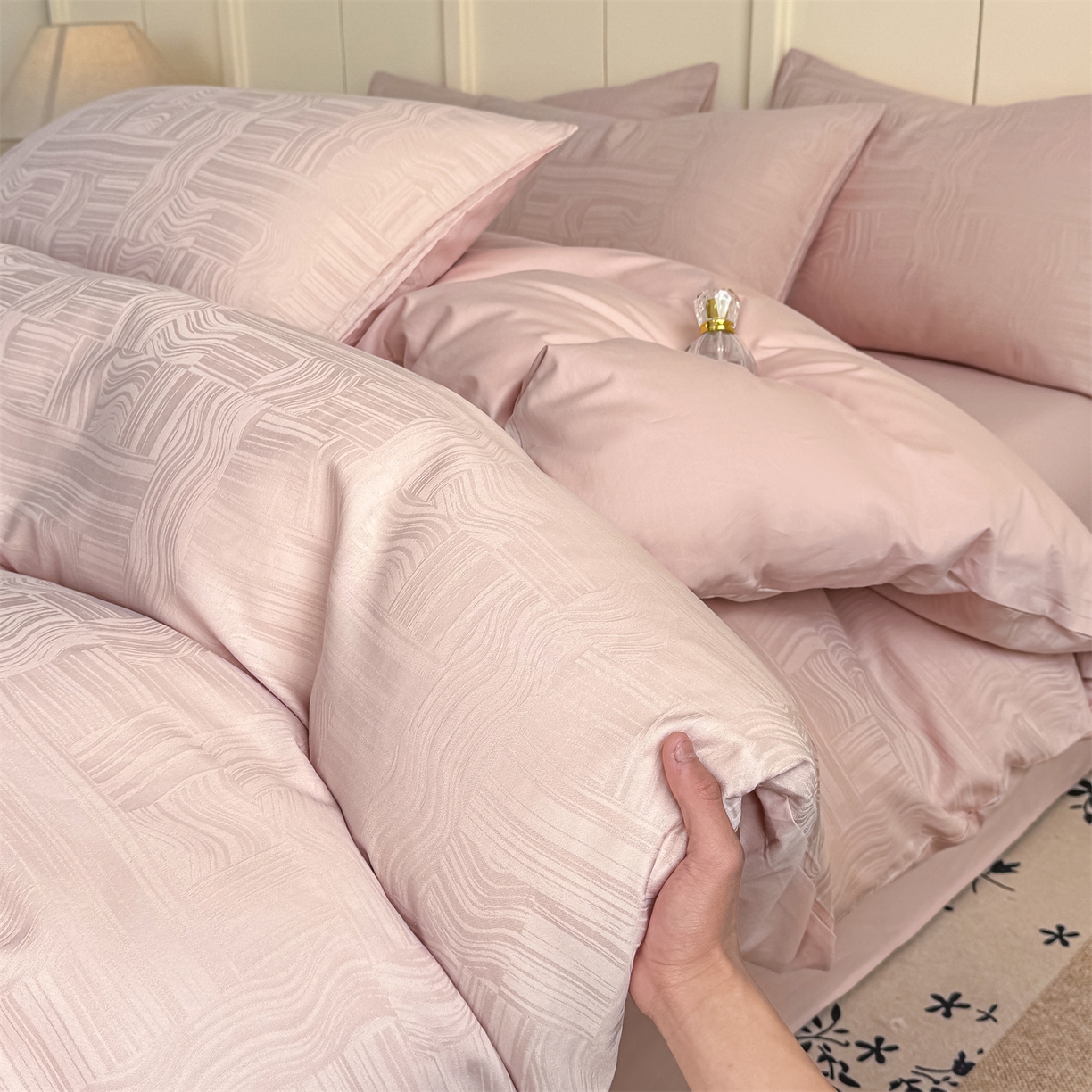 91家纺网 家纺一手货源 找家纺 灰鲸 2026新款全棉纯棉厚织贡缎大提花四件套 凡汐-蜜春粉