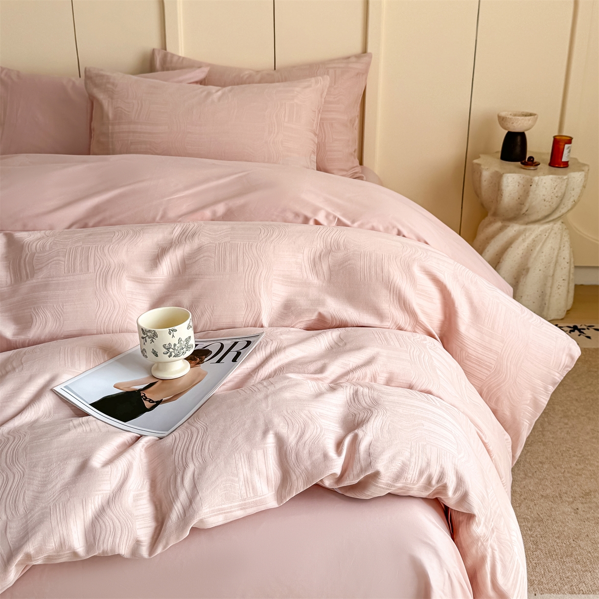 91家纺网 家纺一手货源 找家纺 灰鲸 2026新款全棉纯棉厚织贡缎大提花四件套 凡汐-蜜春粉