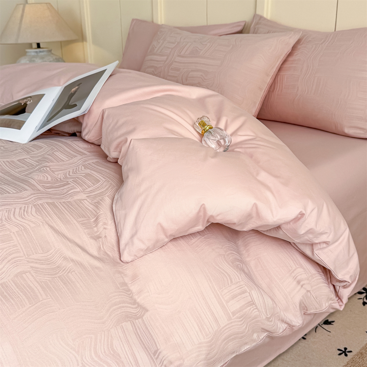 91家纺网 家纺一手货源 找家纺 灰鲸 2026新款全棉纯棉厚织贡缎大提花四件套 凡汐-蜜春粉