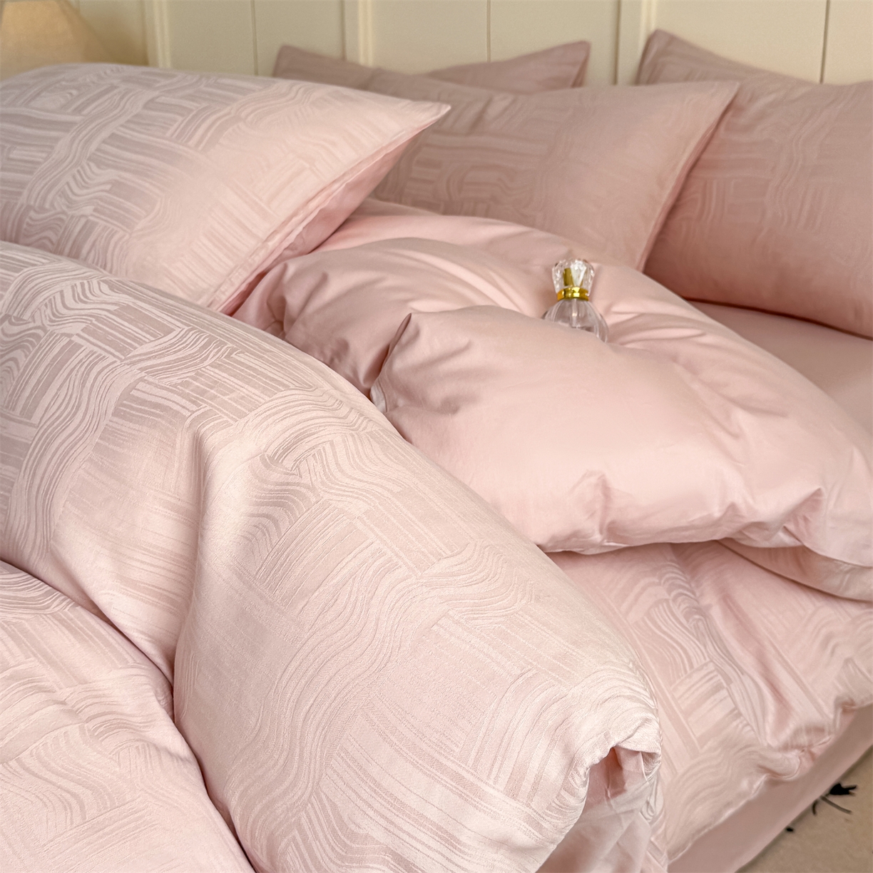 91家纺网 家纺一手货源 找家纺 灰鲸 2026新款全棉纯棉厚织贡缎大提花四件套 凡汐-蜜春粉