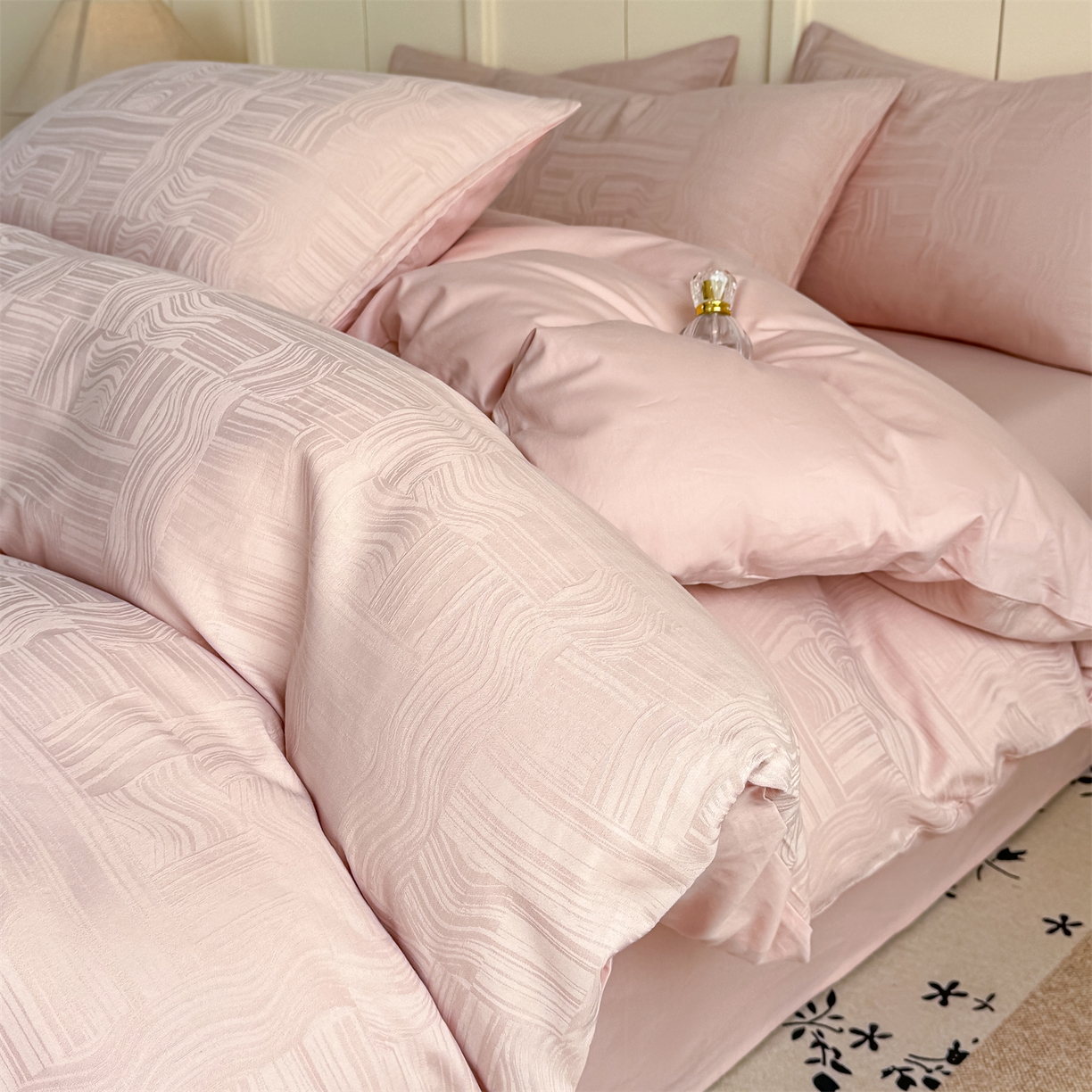 91家纺网 家纺一手货源 找家纺 灰鲸 2026新款全棉纯棉厚织贡缎大提花四件套 凡汐-蜜春粉