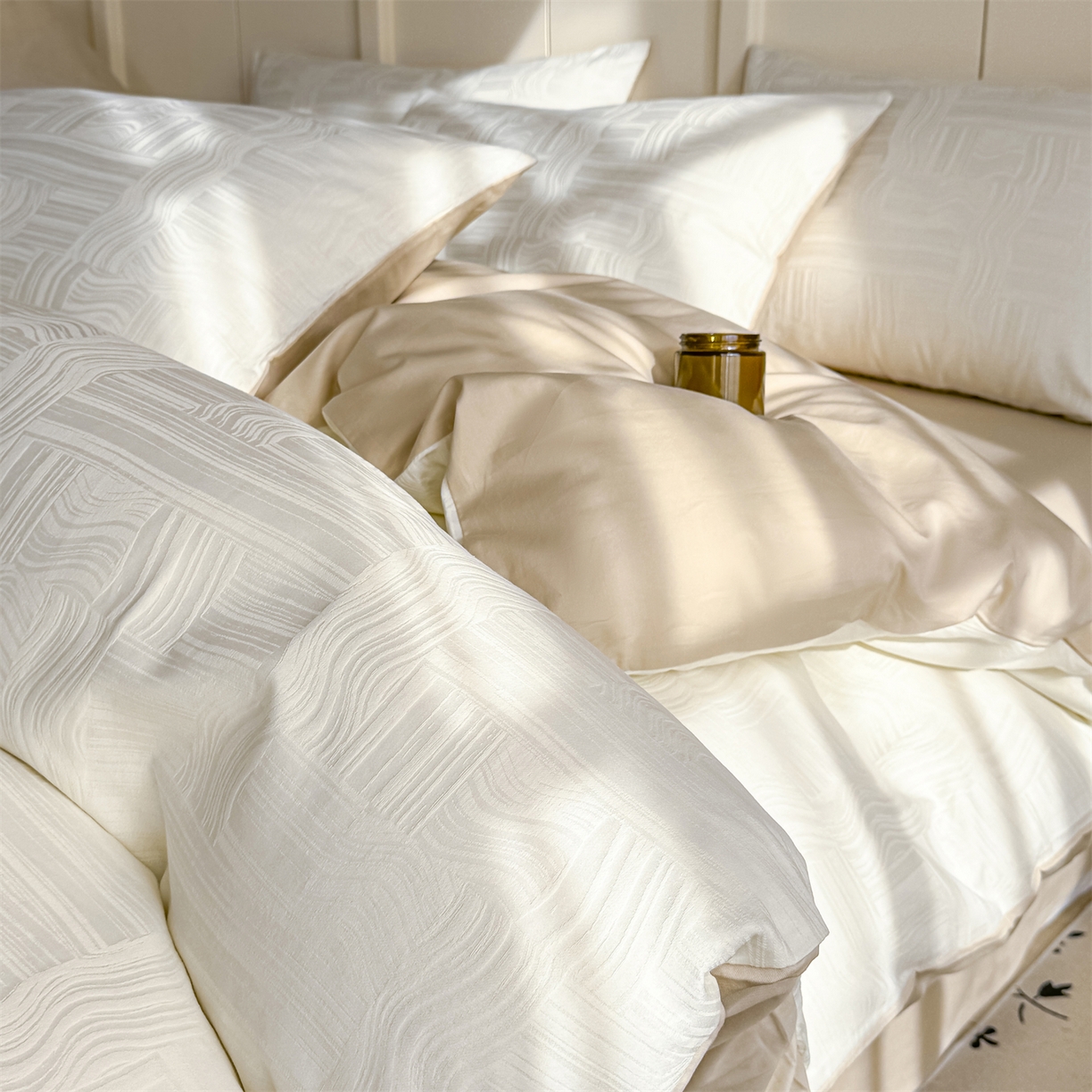 91家纺网 家纺一手货源 找家纺 灰鲸 2026新款全棉纯棉厚织贡缎大提花四件套 凡汐-杏仁奶霜