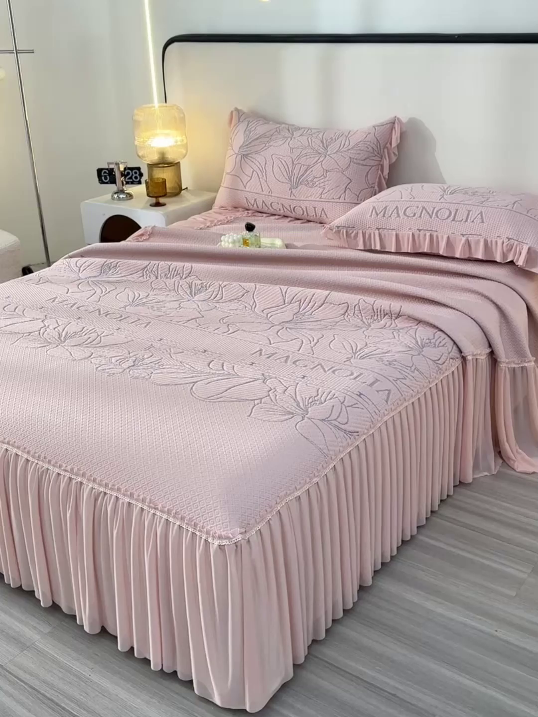 91家纺网 家纺一手货源 找家纺 诺梵家纺 2026新款 pe 乙纶立体提花凉豆豆席凉席床裙款【控价1.5米119 ；1.8米129；2.0米139】半夏-粉