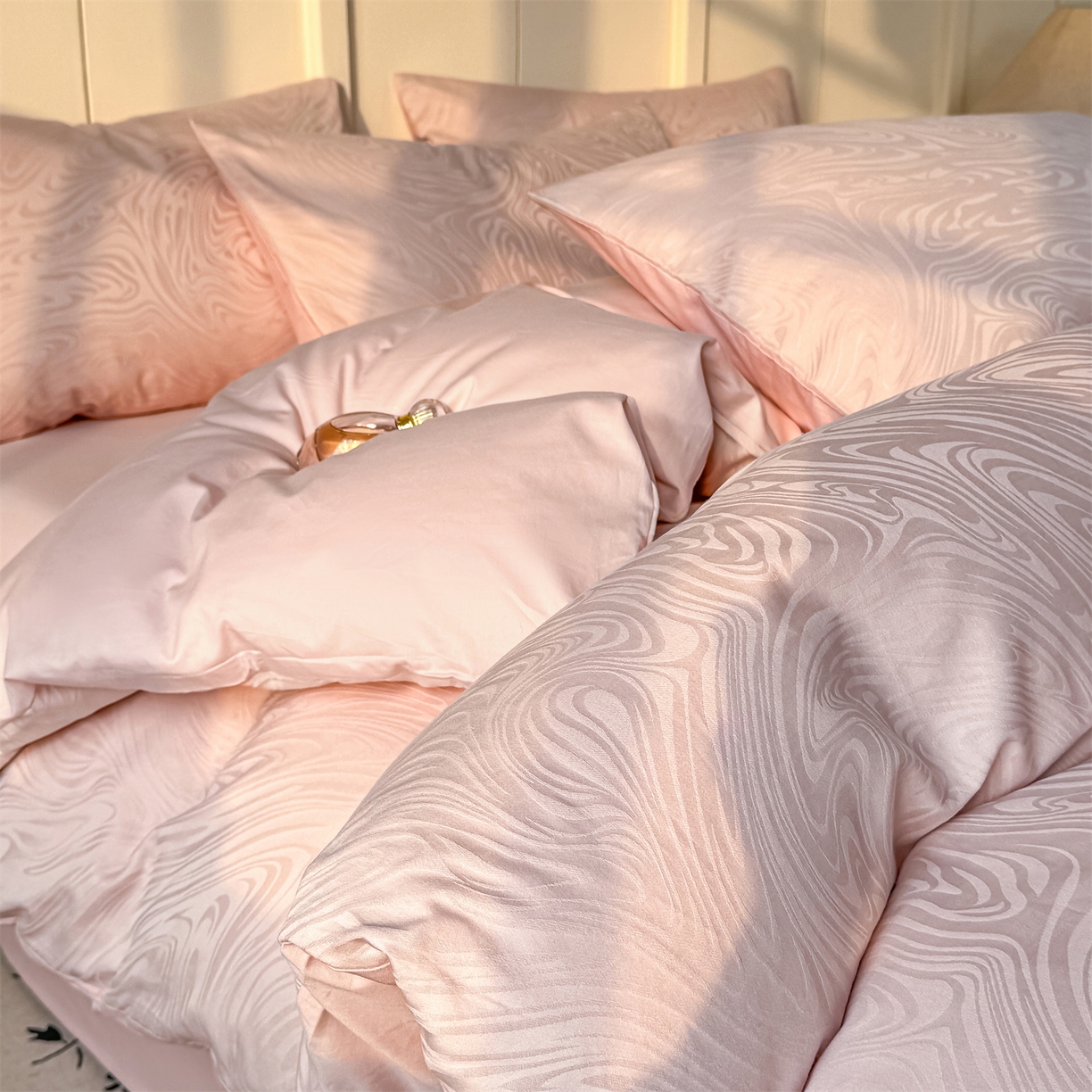 91家纺网 家纺一手货源 找家纺 灰鲸 2026新款全棉纯棉厚织贡缎大提花四件套 浮岚-蜜春粉