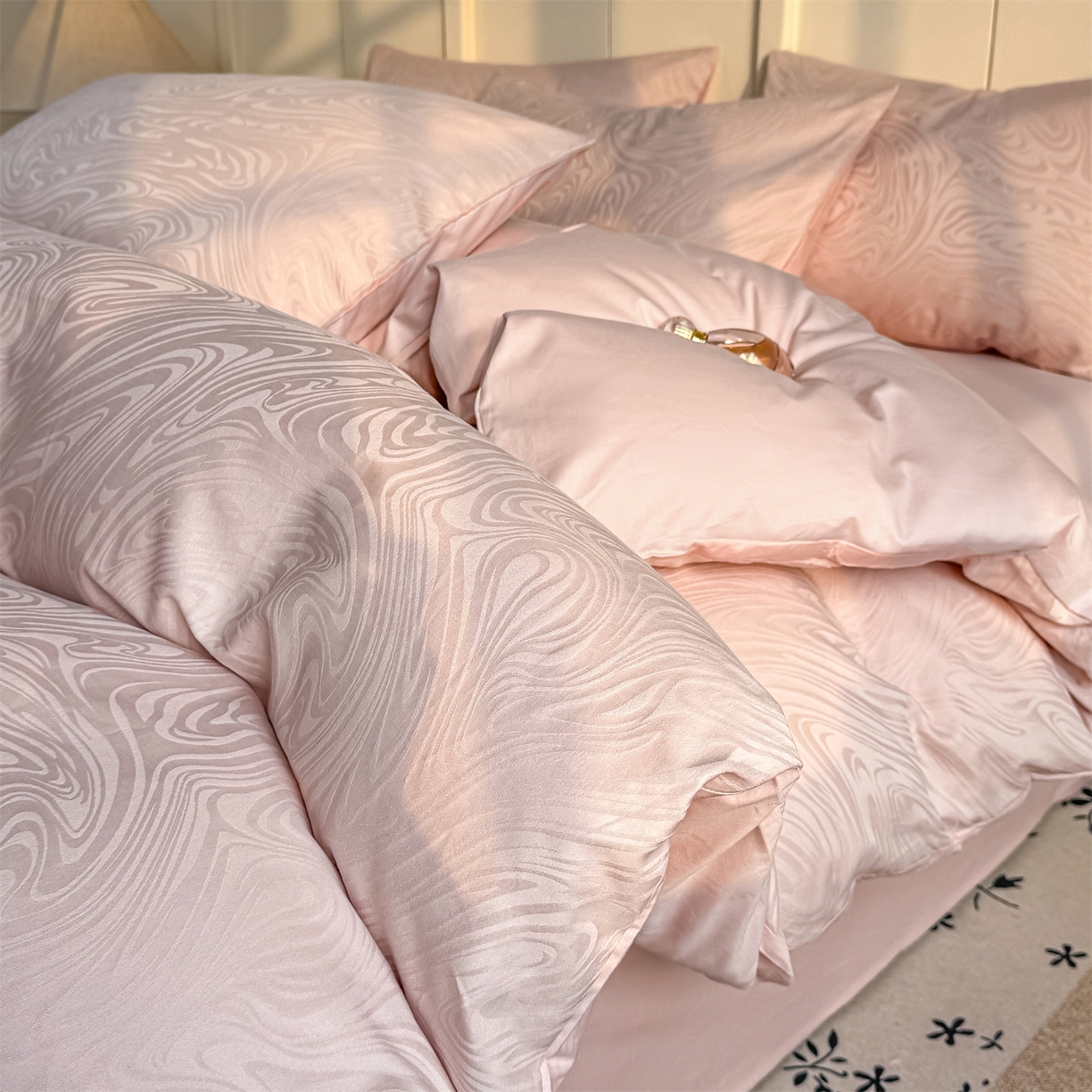 91家纺网 家纺一手货源 找家纺 灰鲸 2026新款全棉纯棉厚织贡缎大提花四件套 浮岚-蜜春粉