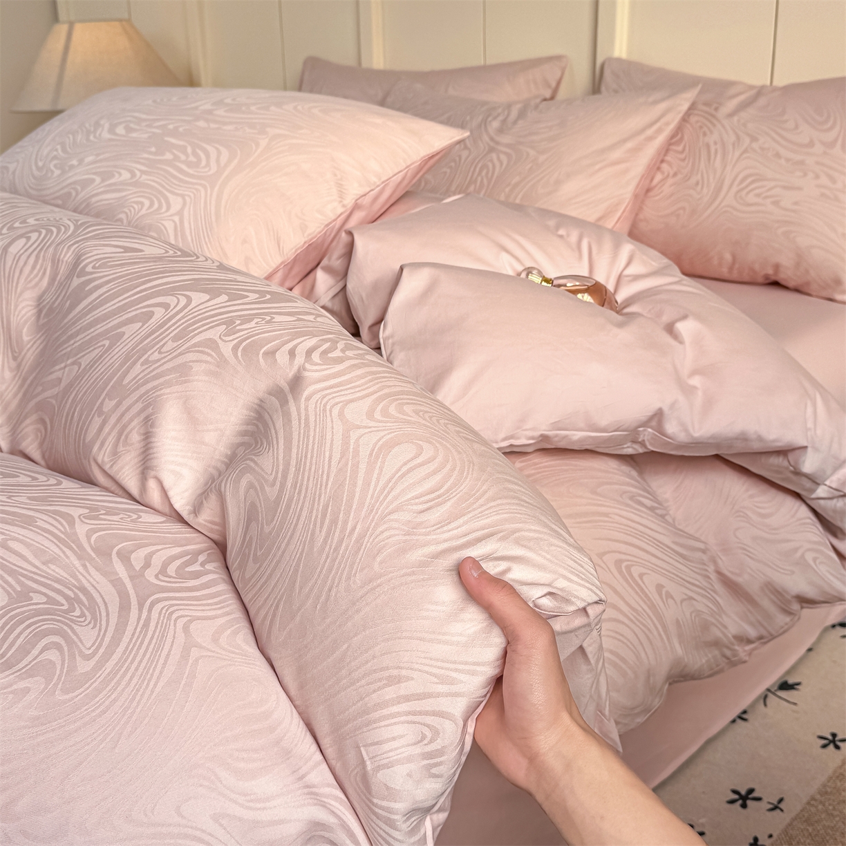 91家纺网 家纺一手货源 找家纺 灰鲸 2026新款全棉纯棉厚织贡缎大提花四件套 浮岚-蜜春粉