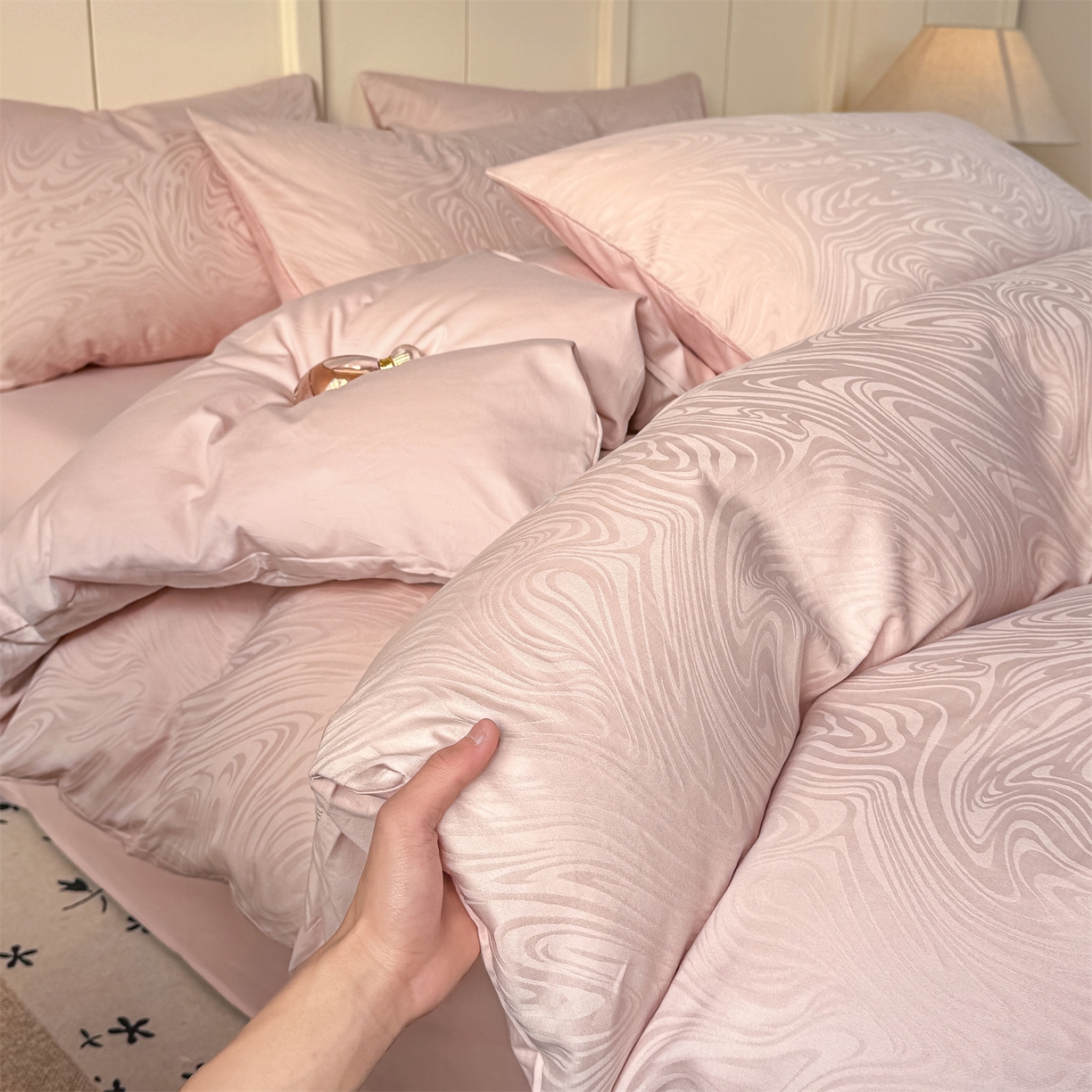 91家纺网 家纺一手货源 找家纺 灰鲸 2026新款全棉纯棉厚织贡缎大提花四件套 浮岚-蜜春粉