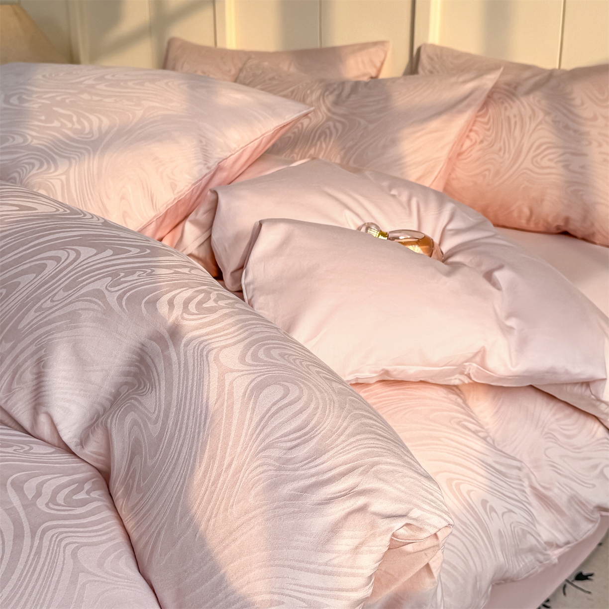 91家纺网 家纺一手货源 找家纺 灰鲸 2026新款全棉纯棉厚织贡缎大提花四件套 浮岚-蜜春粉