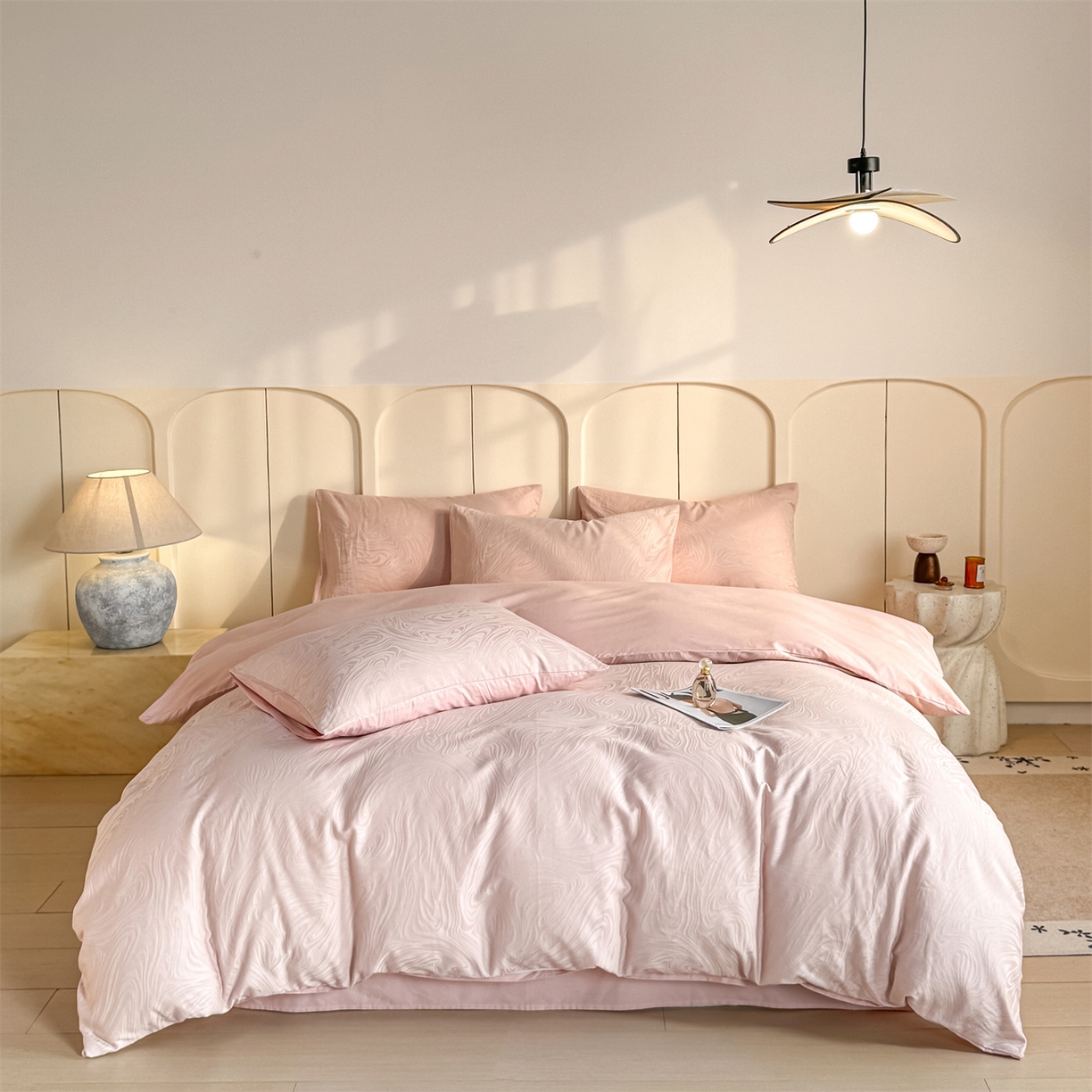 91家纺网 家纺一手货源 找家纺 灰鲸 2026新款全棉纯棉厚织贡缎大提花四件套 浮岚-蜜春粉