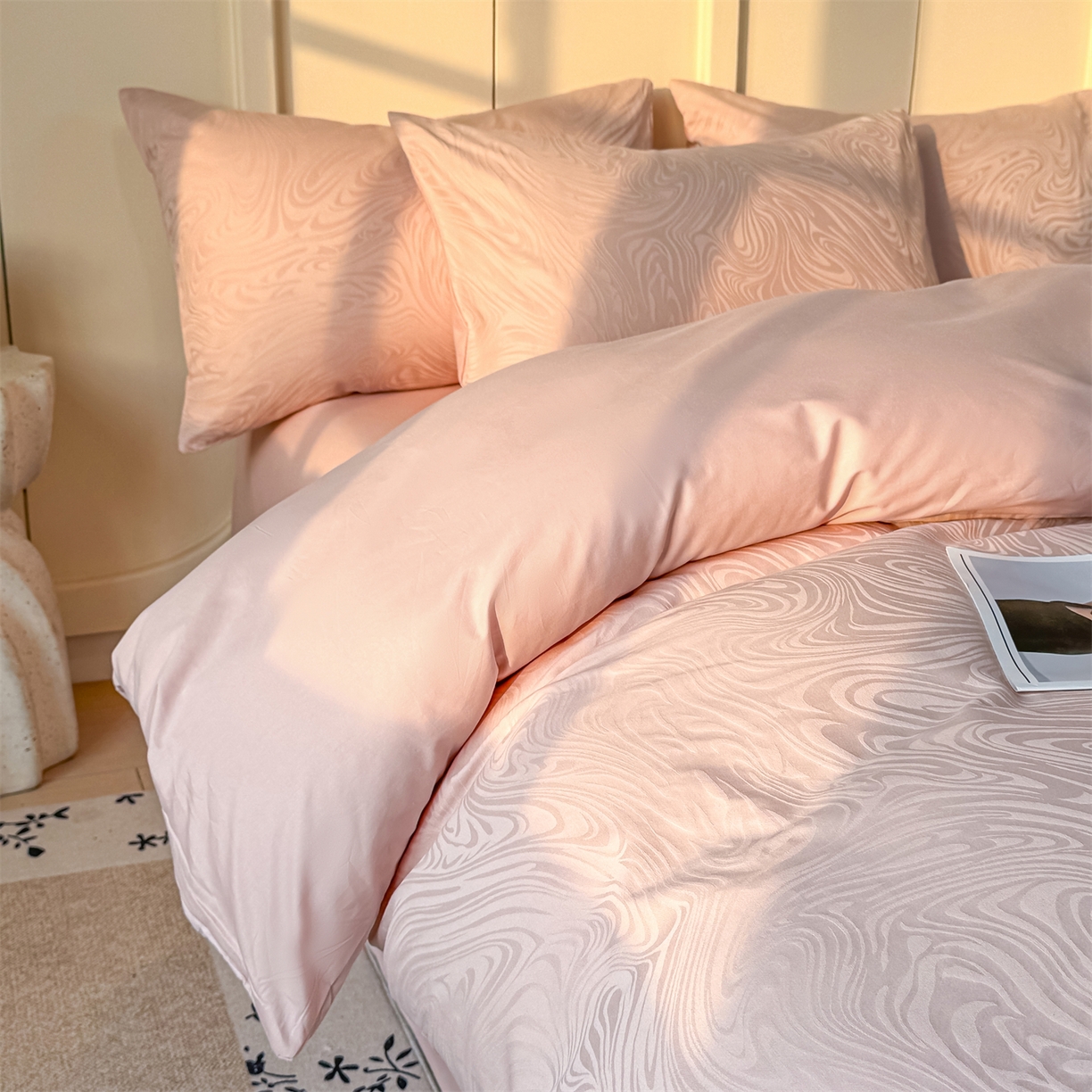 91家纺网 家纺一手货源 找家纺 灰鲸 2026新款全棉纯棉厚织贡缎大提花四件套 浮岚-蜜春粉