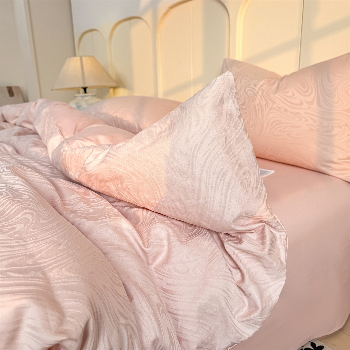 91家纺网 家纺一手货源 找家纺 灰鲸 2026新款全棉纯棉厚织贡缎大提花四件套 浮岚-蜜春粉