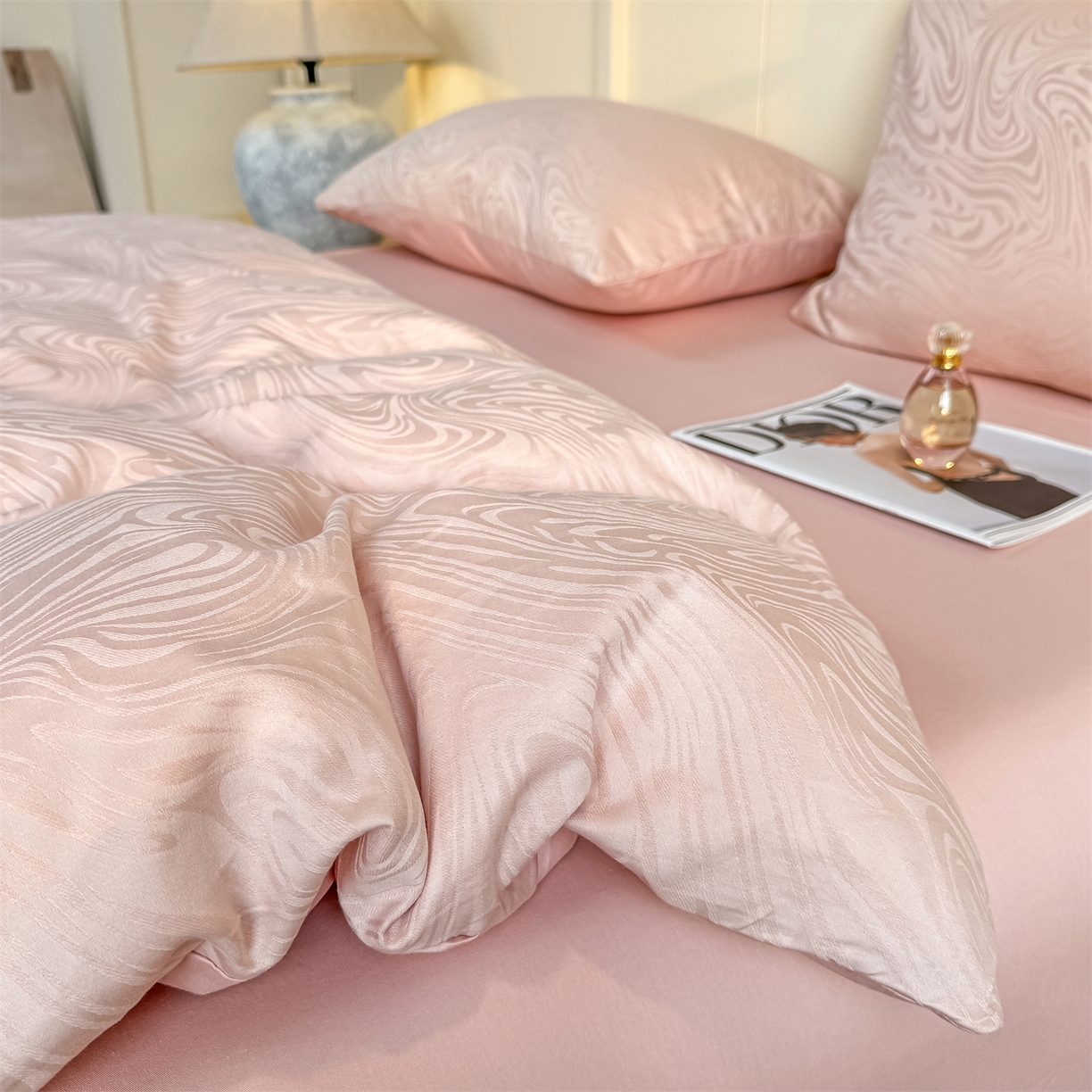 91家纺网 家纺一手货源 找家纺 灰鲸 2026新款全棉纯棉厚织贡缎大提花四件套 浮岚-蜜春粉