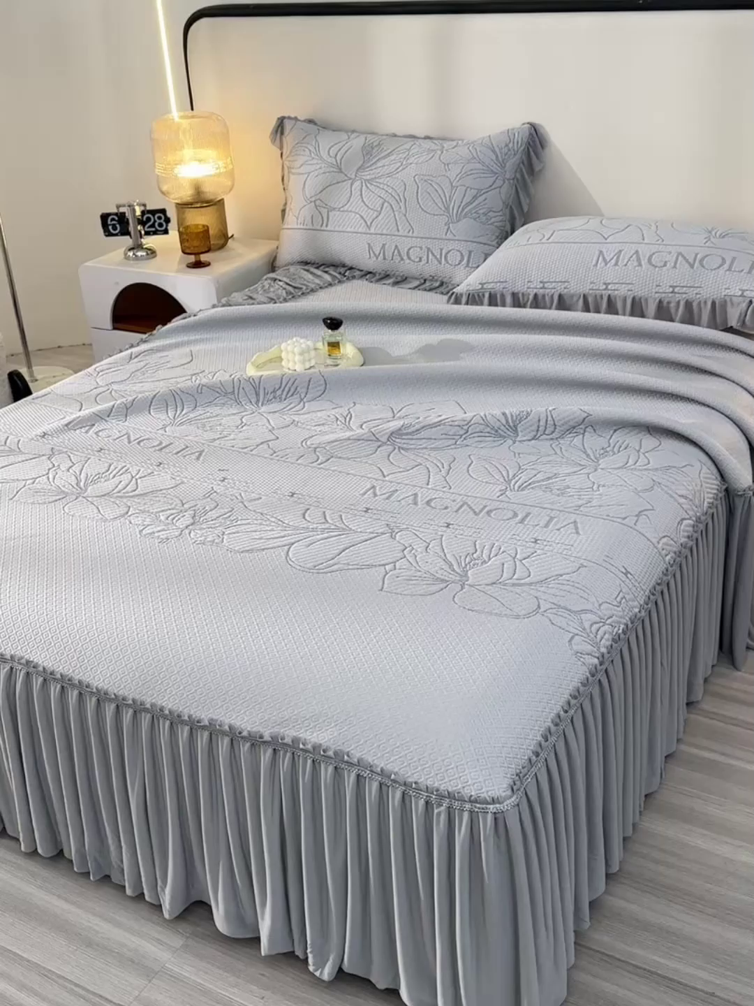 91家纺网 家纺一手货源 找家纺 诺梵家纺 2026新款 pe 乙纶立体提花凉豆豆席凉席床裙款【控价1.5米119 ；1.8米129；2.0米139】半夏-灰