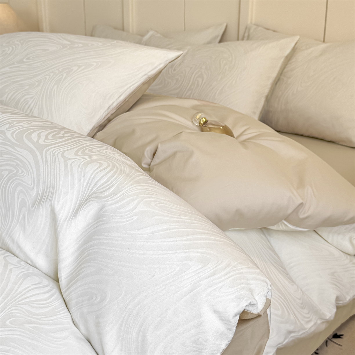 91家纺网 家纺一手货源 找家纺 灰鲸 2026新款全棉纯棉厚织贡缎大提花四件套 浮岚-杏仁奶霜