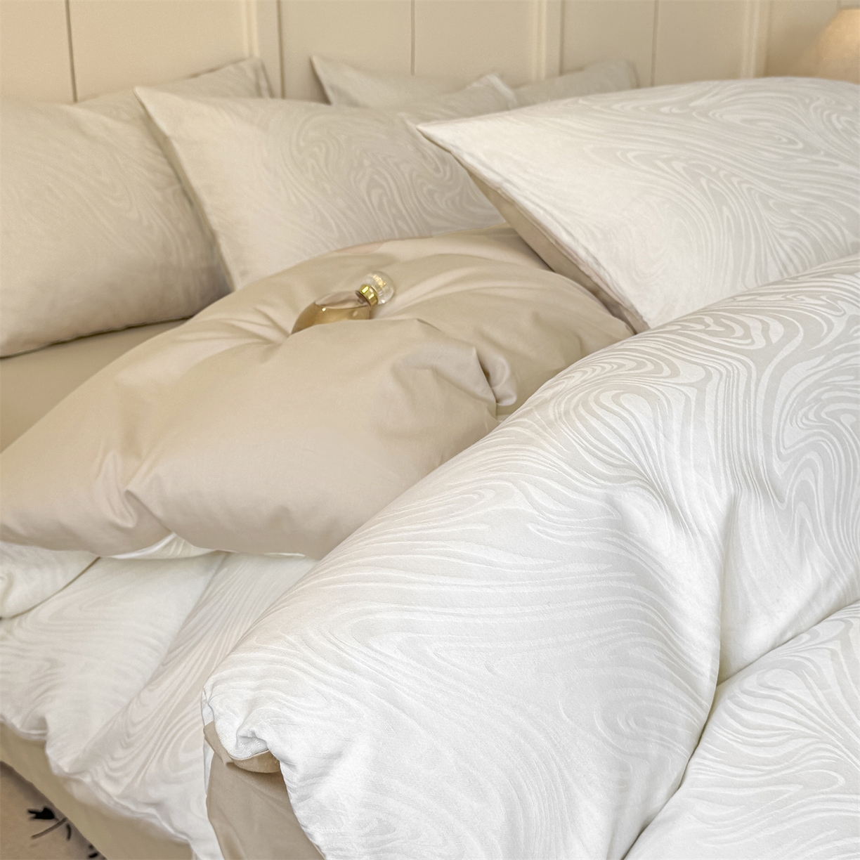 91家纺网 家纺一手货源 找家纺 灰鲸 2026新款全棉纯棉厚织贡缎大提花四件套 浮岚-杏仁奶霜