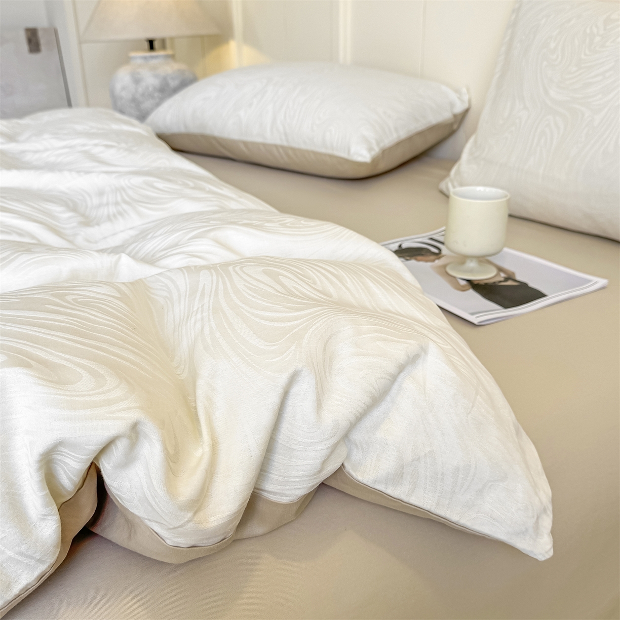 91家纺网 家纺一手货源 找家纺 灰鲸 2026新款全棉纯棉厚织贡缎大提花四件套 浮岚-杏仁奶霜