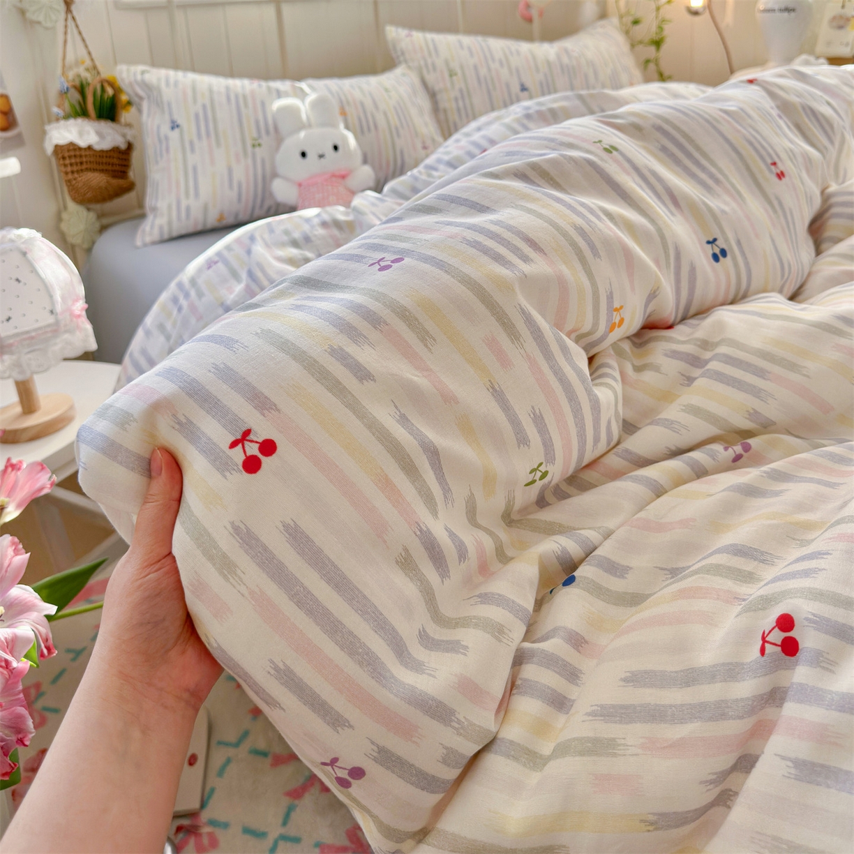 91家纺网 家纺一手货源 找家纺 名兮家居 2026春夏新款全棉纯棉A类双层纱四件套 双层纱-彩条樱桃