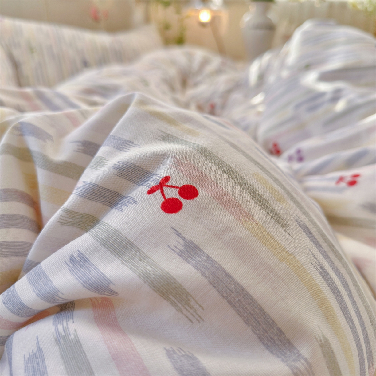 91家纺网 家纺一手货源 找家纺 名兮家居 2026春夏新款全棉纯棉A类双层纱四件套 双层纱-彩条樱桃