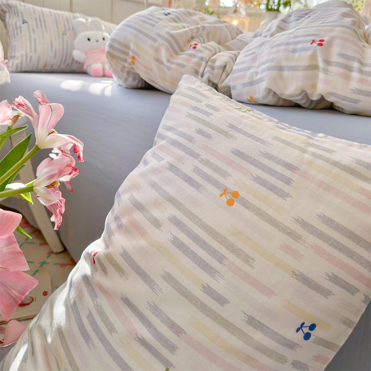 91家纺网 家纺一手货源 找家纺 名兮家居 2026春夏新款全棉纯棉A类双层纱四件套 双层纱-彩条樱桃