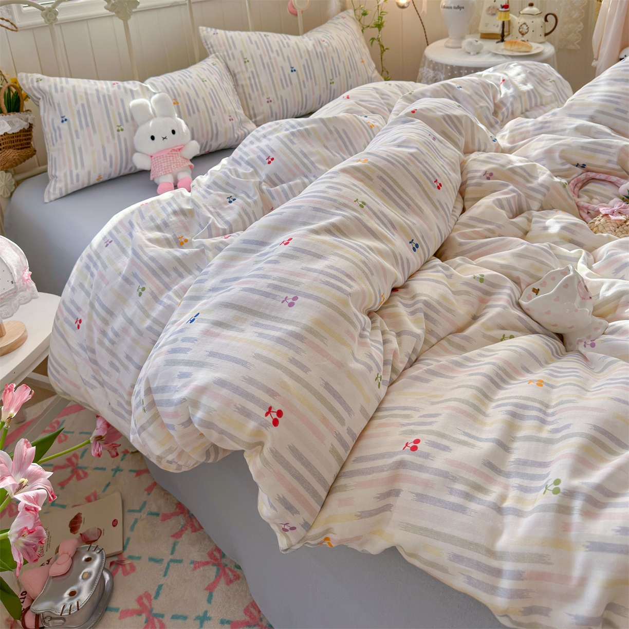 91家纺网 家纺一手货源 找家纺 名兮家居 2026春夏新款全棉纯棉A类双层纱四件套 双层纱-彩条樱桃