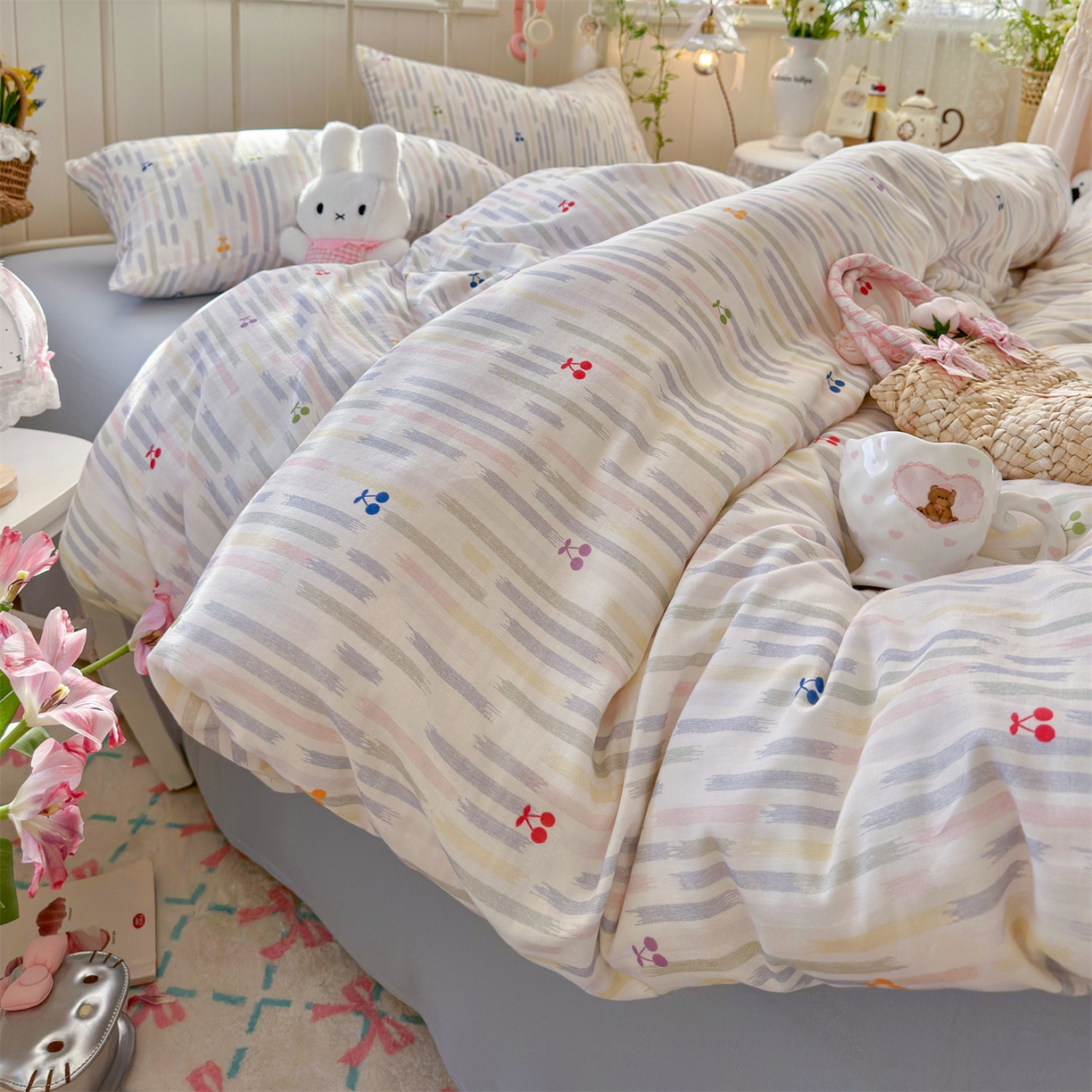 91家纺网 家纺一手货源 找家纺 名兮家居 2026春夏新款全棉纯棉A类双层纱四件套 双层纱-彩条樱桃