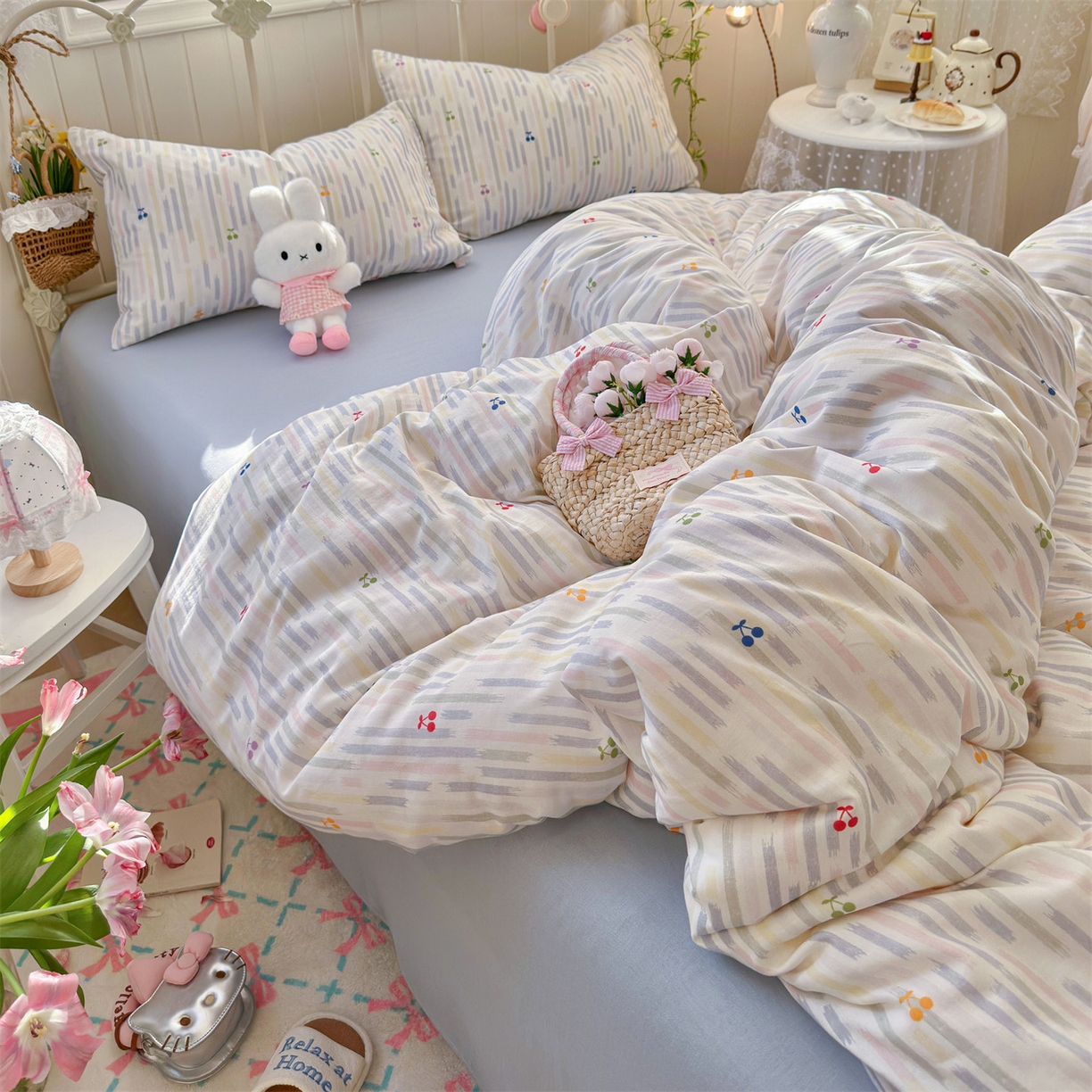 91家纺网 家纺一手货源 找家纺 名兮家居 2026春夏新款全棉纯棉A类双层纱四件套 双层纱-彩条樱桃