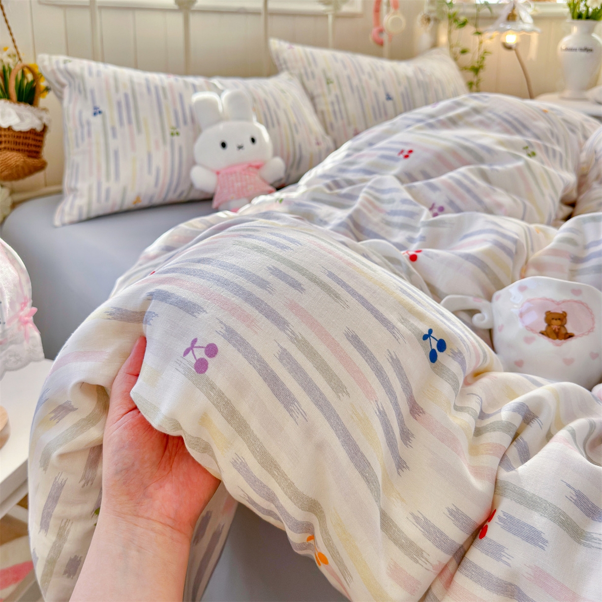 91家纺网 家纺一手货源 找家纺 名兮家居 2026春夏新款全棉纯棉A类双层纱四件套 双层纱-彩条樱桃