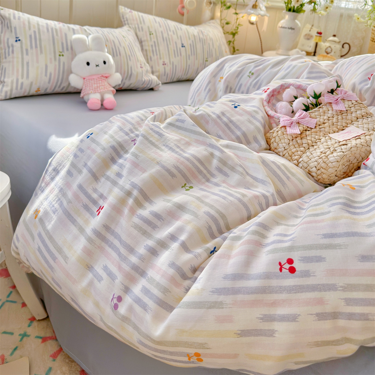 91家纺网 家纺一手货源 找家纺 名兮家居 2026春夏新款全棉纯棉A类双层纱四件套 双层纱-彩条樱桃