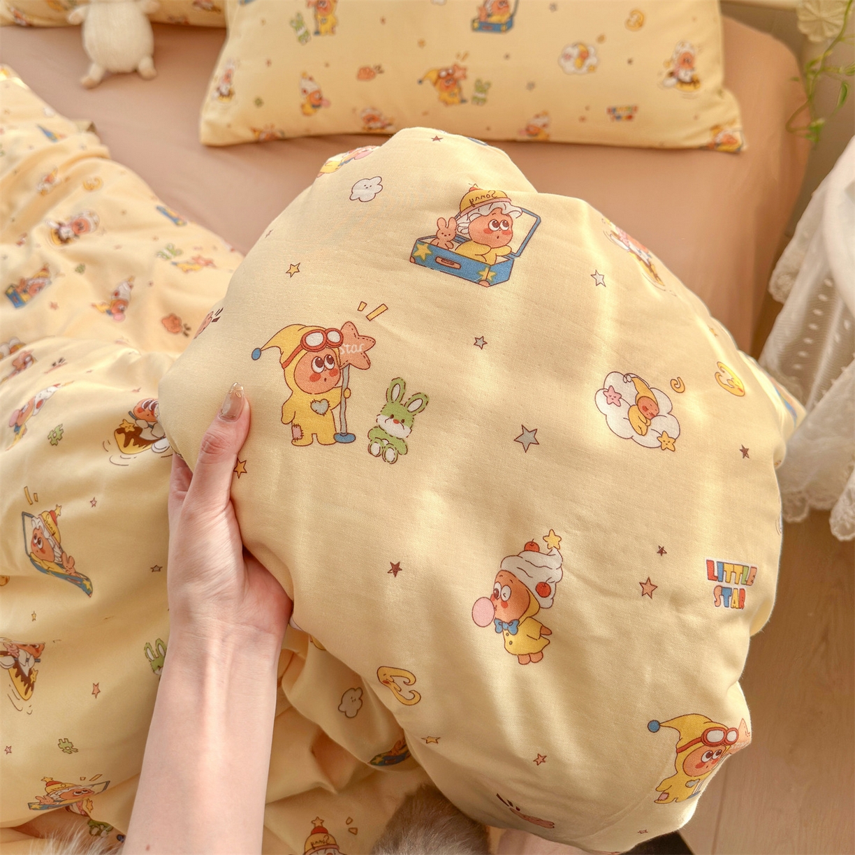 91家纺网 家纺一手货源 找家纺 名兮家居 2026春夏新款全棉纯棉A类双层纱四件套 双层纱-奶黄星仔