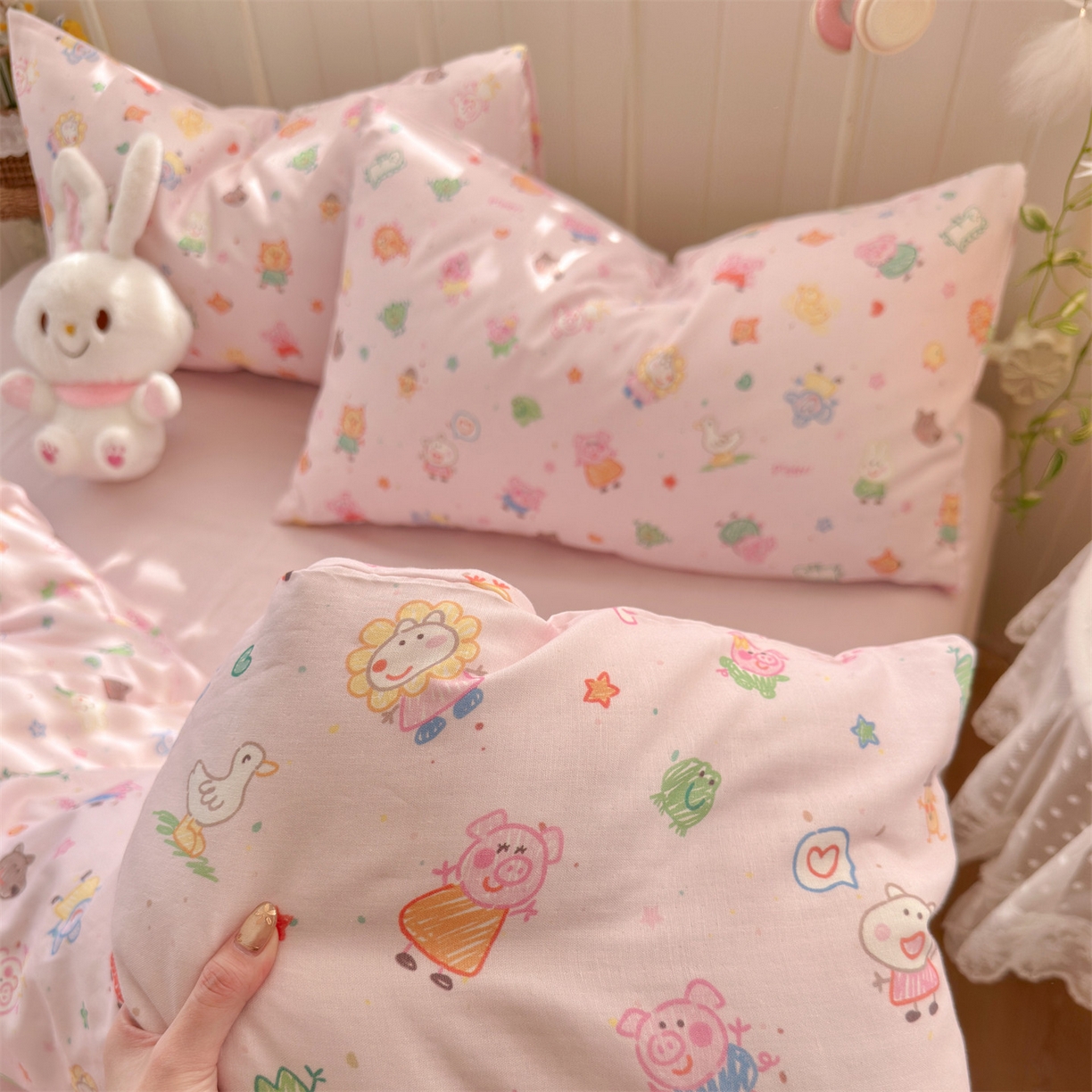 91家纺网 家纺一手货源 找家纺 名兮家居 2026春夏新款全棉纯棉A类双层纱四件套 双层纱-猪猪乐园