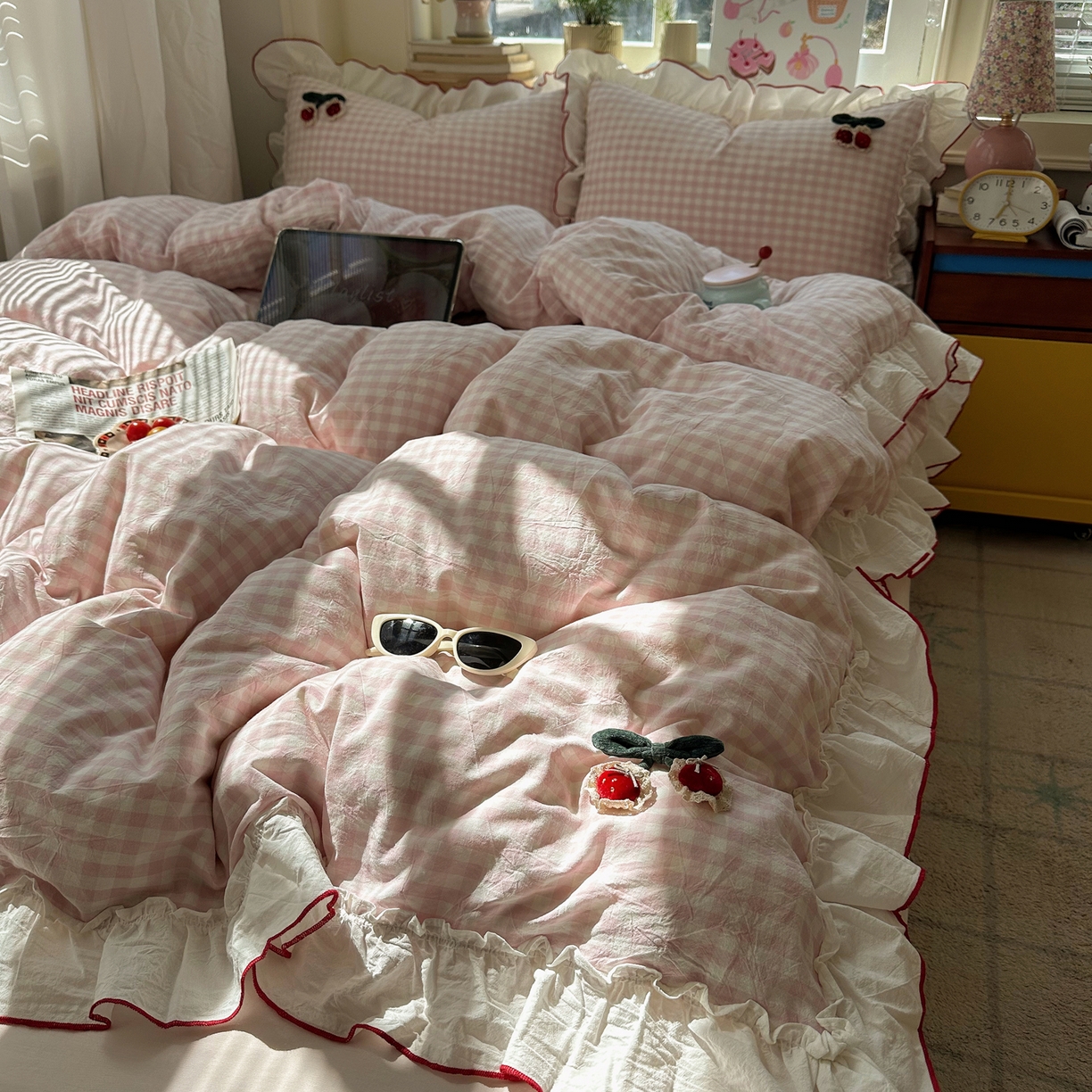 91家纺网 家纺一手货源 找家纺 首尔家纺 2026新款全棉色织水洗棉四件套花边款小红书ins风-樱桃可露丽 樱桃可露丽-粉格