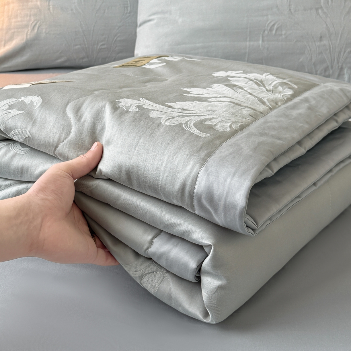 91家纺网 家纺一手货源 找家纺 乐家毛巾被（工厂自产自销） 2026春夏新款全棉60S长绒棉立体厚织提花整张棉花夏被四件套单夏被枕套夏凉被空 残影