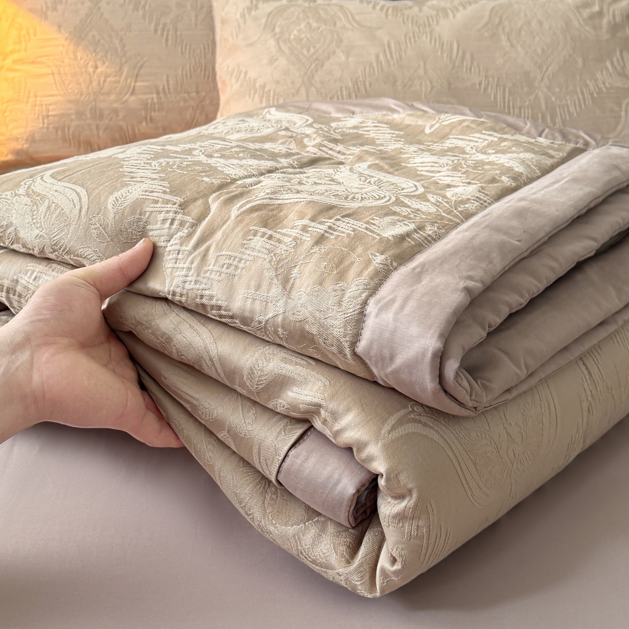 91家纺网 家纺一手货源 找家纺 乐家毛巾被（工厂自产自销） 2026春夏新款全棉60S长绒棉立体厚织提花整张棉花夏被四件套单夏被枕套夏凉被空 缠绕