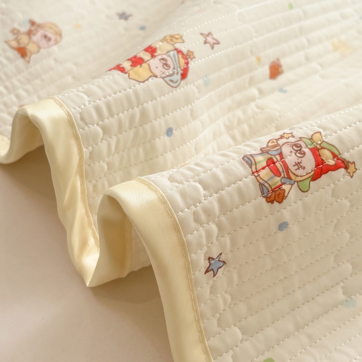 91家纺网 家纺一手货源 找家纺 优悦生活馆 2026新款麻绳款锦氨凉感丝夏被 水果小人