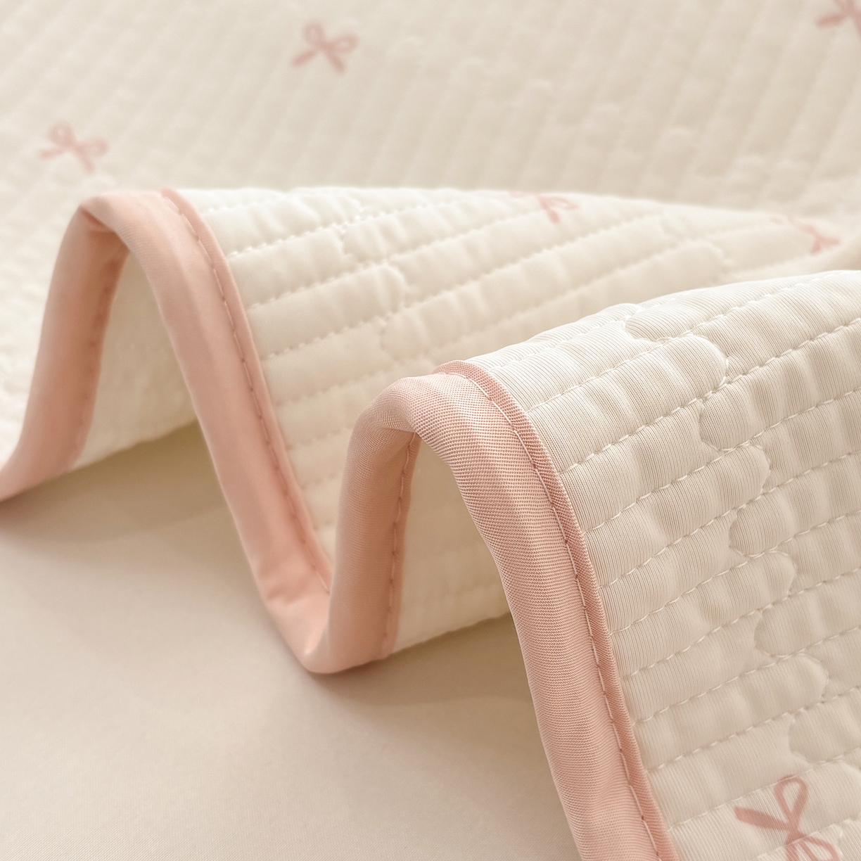 91家纺网 家纺一手货源 找家纺 优悦生活馆 2026新款麻绳款锦氨凉感丝夏被 蝴蝶结小兔