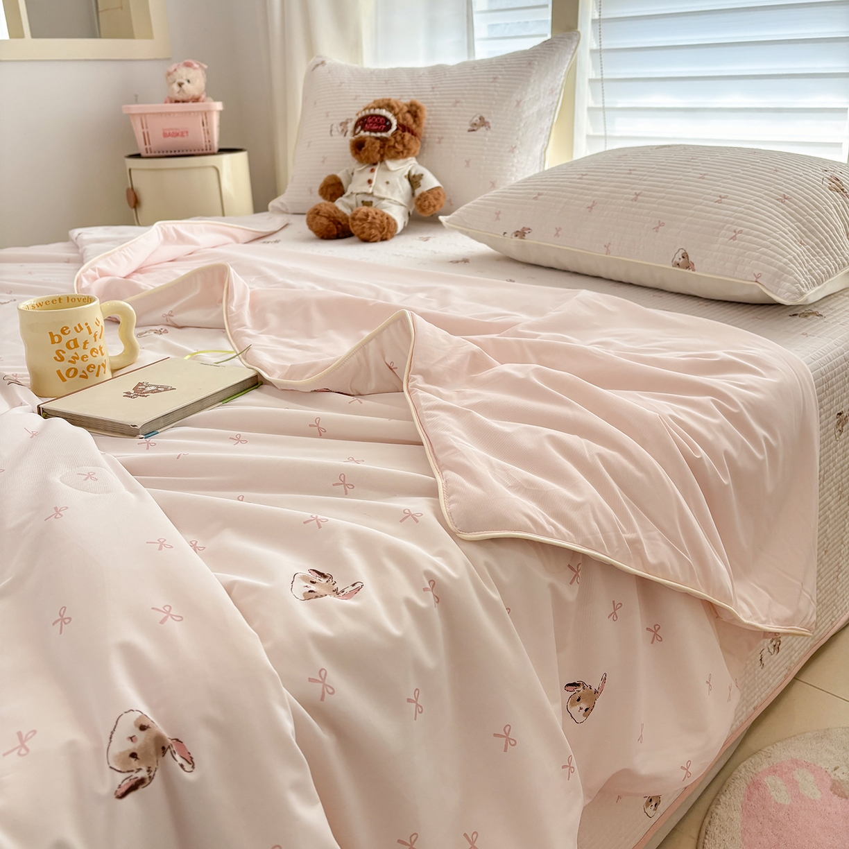 91家纺网 家纺一手货源 找家纺 优悦生活馆 2026新款麻绳款锦氨凉感丝夏被 蝴蝶结小兔