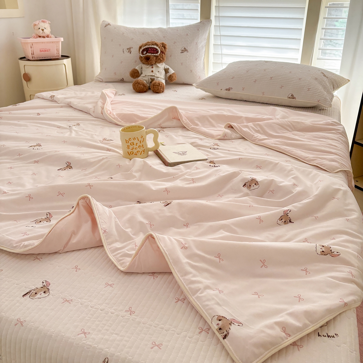 91家纺网 家纺一手货源 找家纺 优悦生活馆 2026新款麻绳款锦氨凉感丝夏被 蝴蝶结小兔