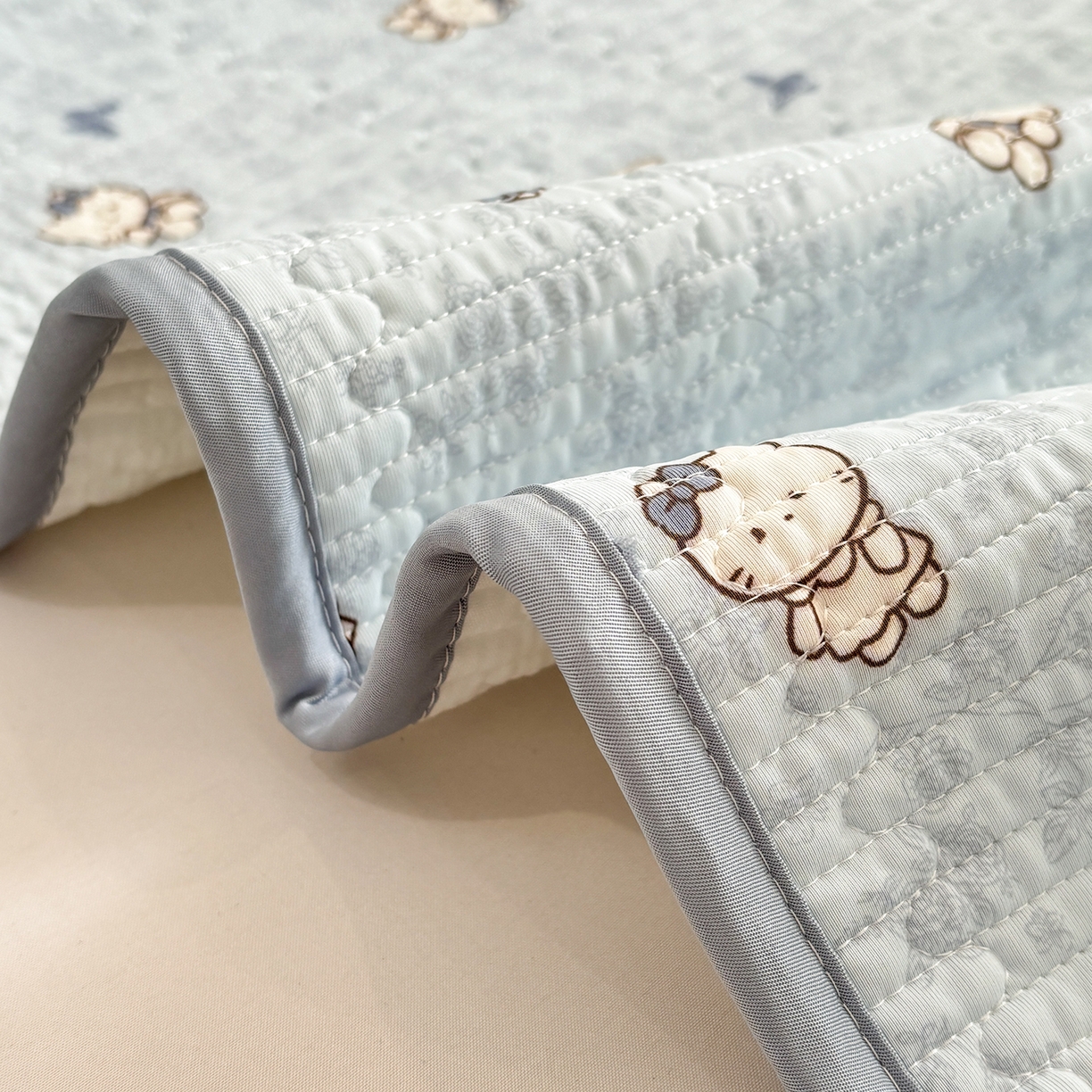 91家纺网 家纺一手货源 找家纺 优悦生活馆 2026新款麻绳款锦氨凉感丝夏被 小猫花朵