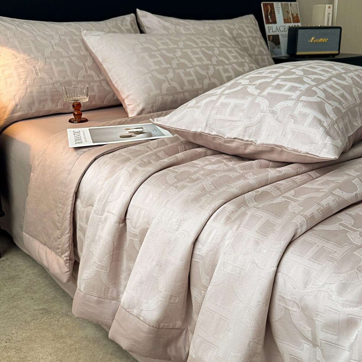 91家纺网 家纺一手货源 找家纺 乐家毛巾被（工厂自产自销） 2026春夏新款全棉60S长绒棉立体厚织提花整张棉花夏被四件套单夏被枕套夏凉被空 叠影