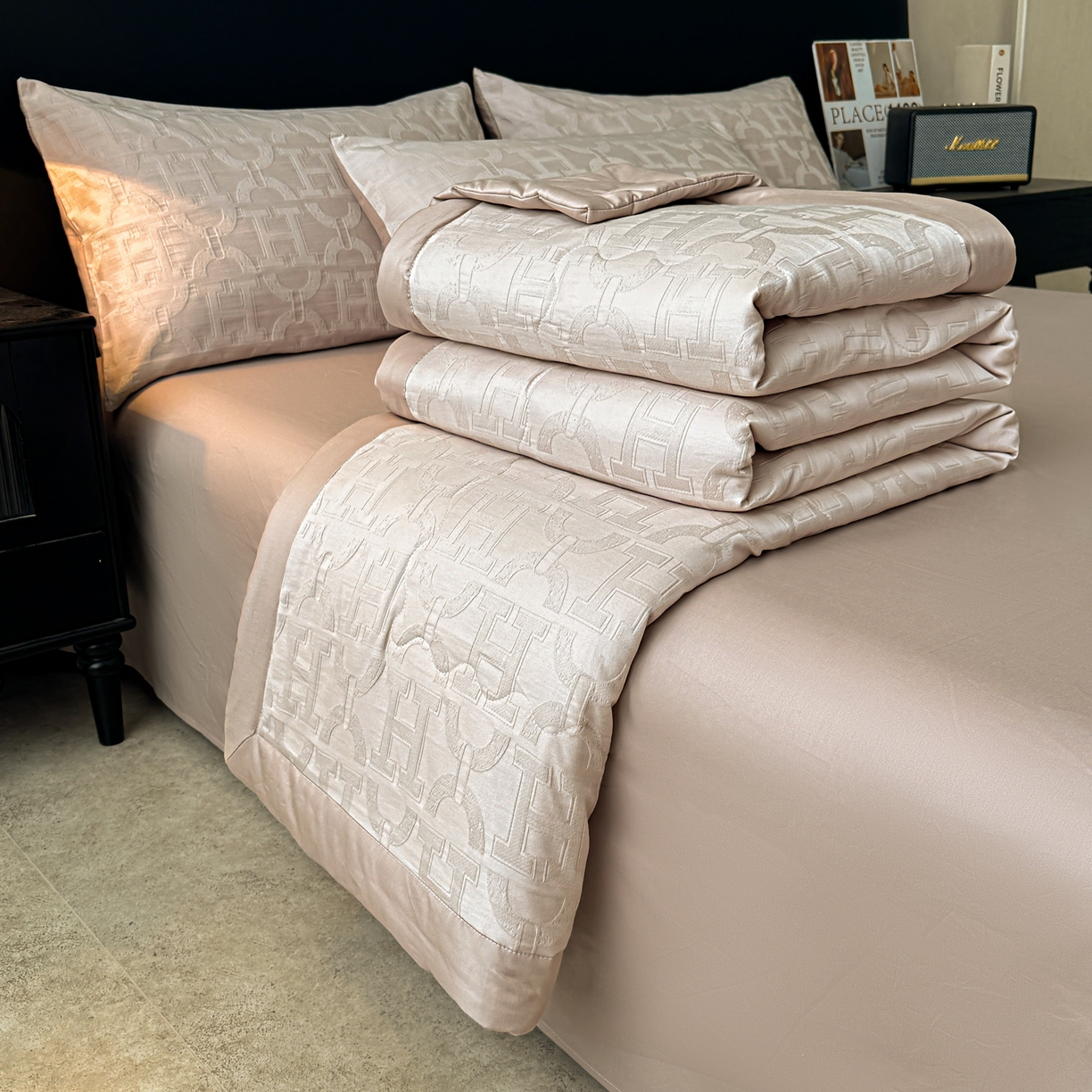 91家纺网 家纺一手货源 找家纺 乐家毛巾被（工厂自产自销） 2026春夏新款全棉60S长绒棉立体厚织提花整张棉花夏被四件套单夏被枕套夏凉被空 叠影