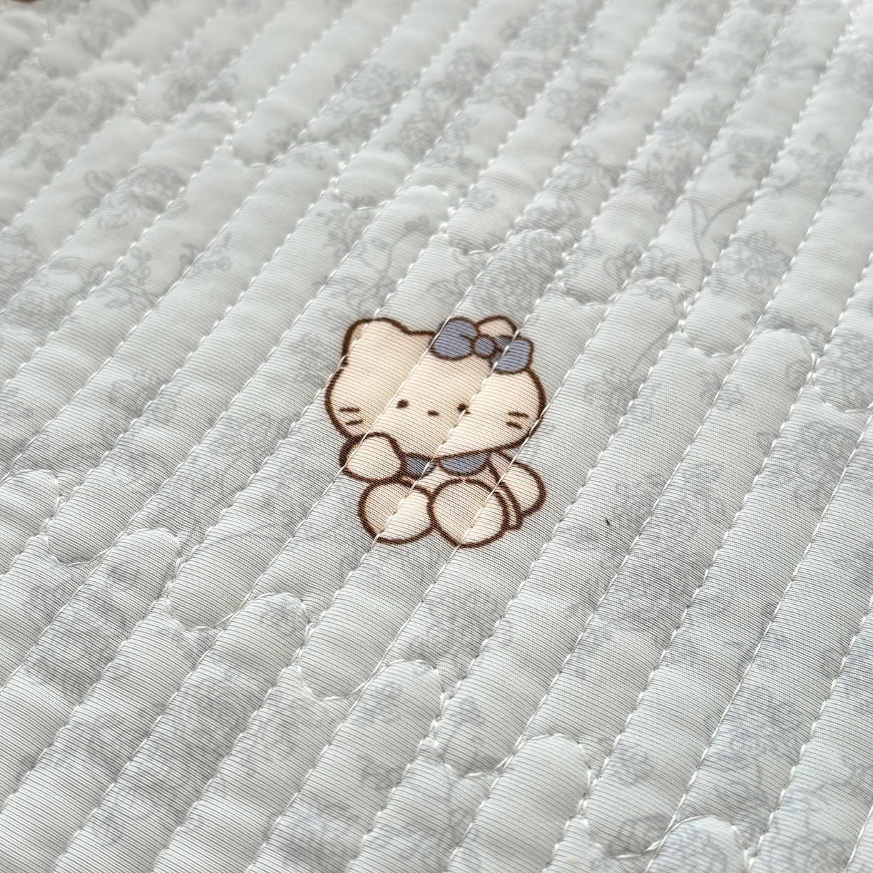 91家纺网 家纺一手货源 找家纺 优悦生活馆 2026新款麻绳款锦氨凉感丝夏被 小猫花朵