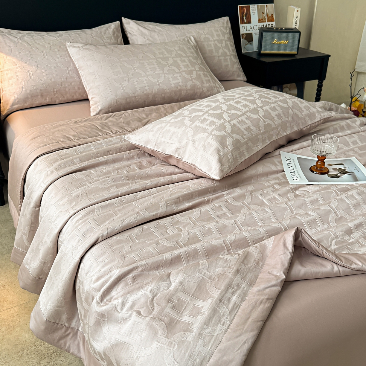 91家纺网 家纺一手货源 找家纺 乐家毛巾被（工厂自产自销） 2026春夏新款全棉60S长绒棉立体厚织提花整张棉花夏被四件套单夏被枕套夏凉被空 叠影