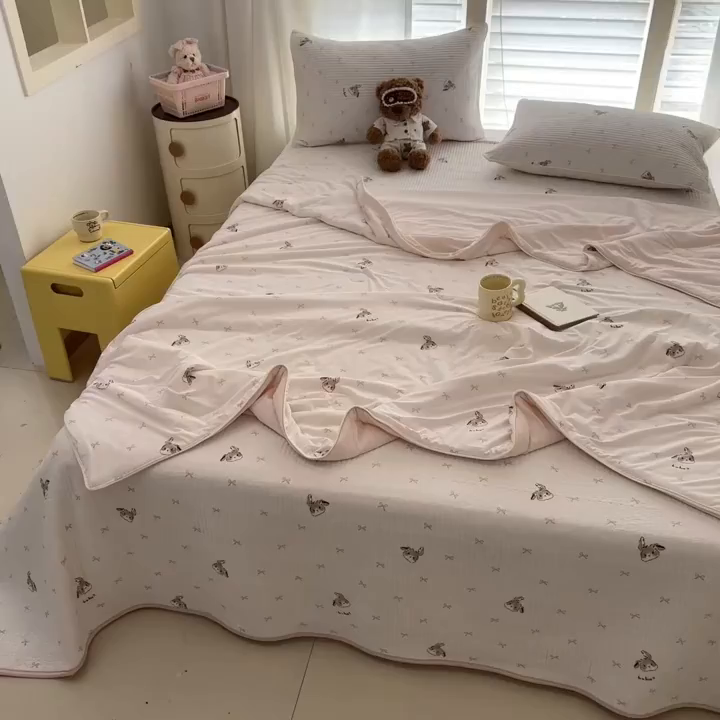 91家纺网 家纺一手货源 找家纺 优悦生活馆 2026新款麻绳款锦氨凉感丝夏被 蝴蝶结小兔