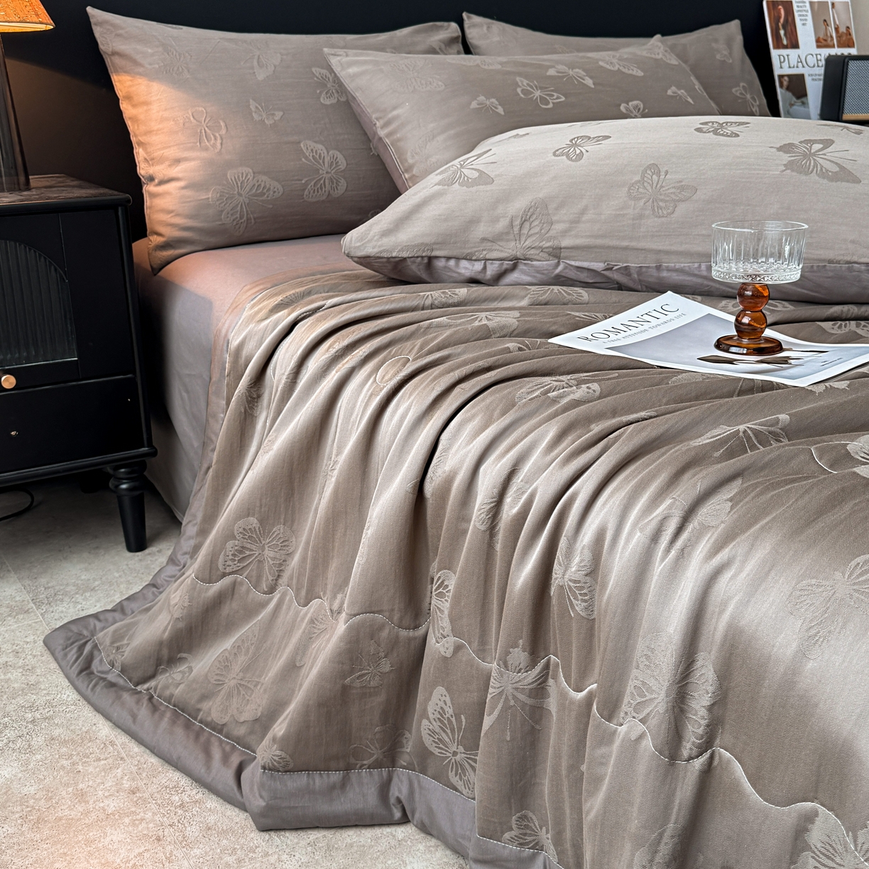 91家纺网 家纺一手货源 找家纺 乐家毛巾被（工厂自产自销） 2026春夏新款全棉60S长绒棉立体厚织提花整张棉花夏被四件套单夏被枕套夏凉被空 蝶影