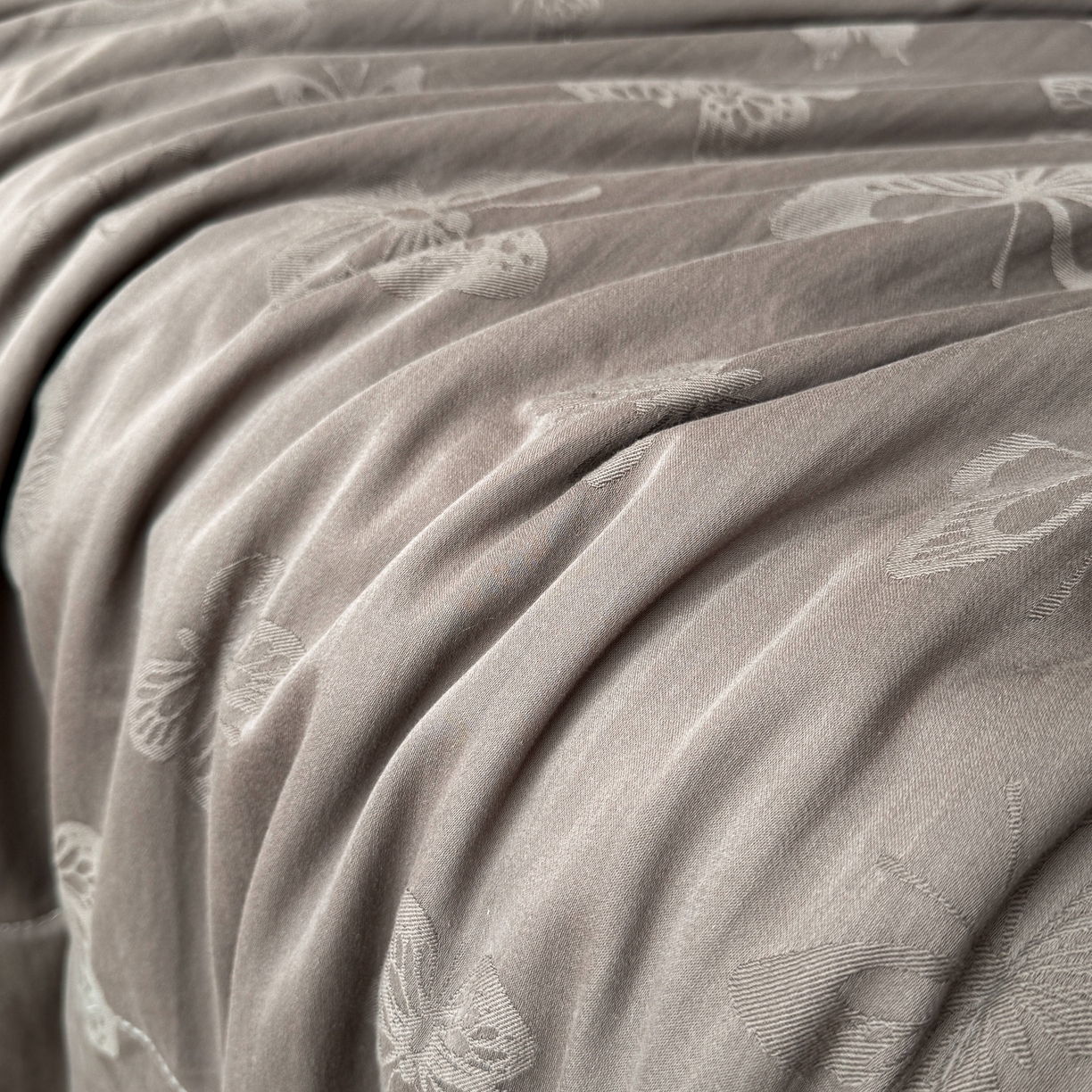 91家纺网 家纺一手货源 找家纺 乐家毛巾被（工厂自产自销） 2026春夏新款全棉60S长绒棉立体厚织提花整张棉花夏被四件套单夏被枕套夏凉被空 蝶影