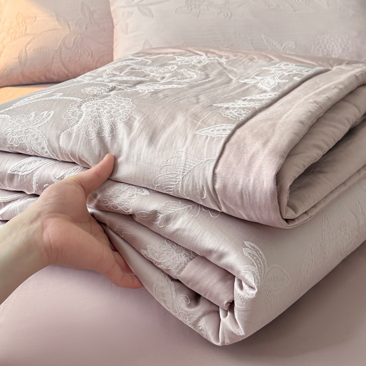 91家纺网 家纺一手货源 找家纺 乐家毛巾被（工厂自产自销） 2026春夏新款全棉60S长绒棉立体厚织提花整张棉花夏被四件套单夏被枕套夏凉被空 浮光掠影