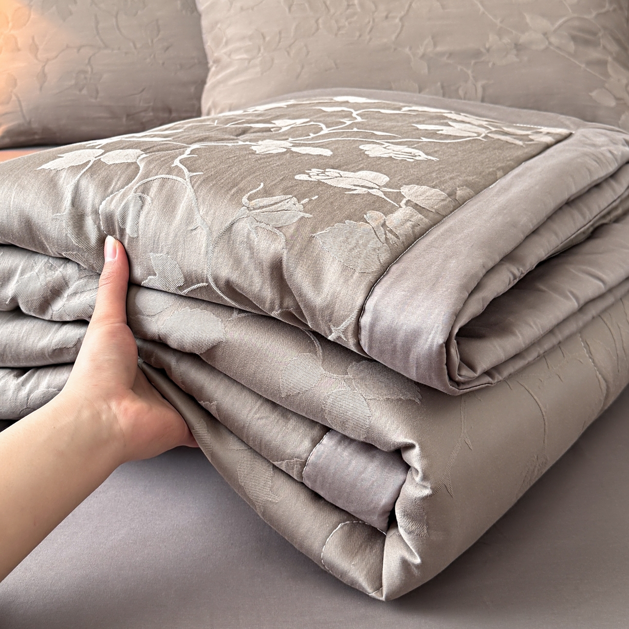 91家纺网 家纺一手货源 找家纺 乐家毛巾被（工厂自产自销） 2026春夏新款全棉60S长绒棉立体厚织提花整张棉花夏被四件套单夏被枕套夏凉被空 露染