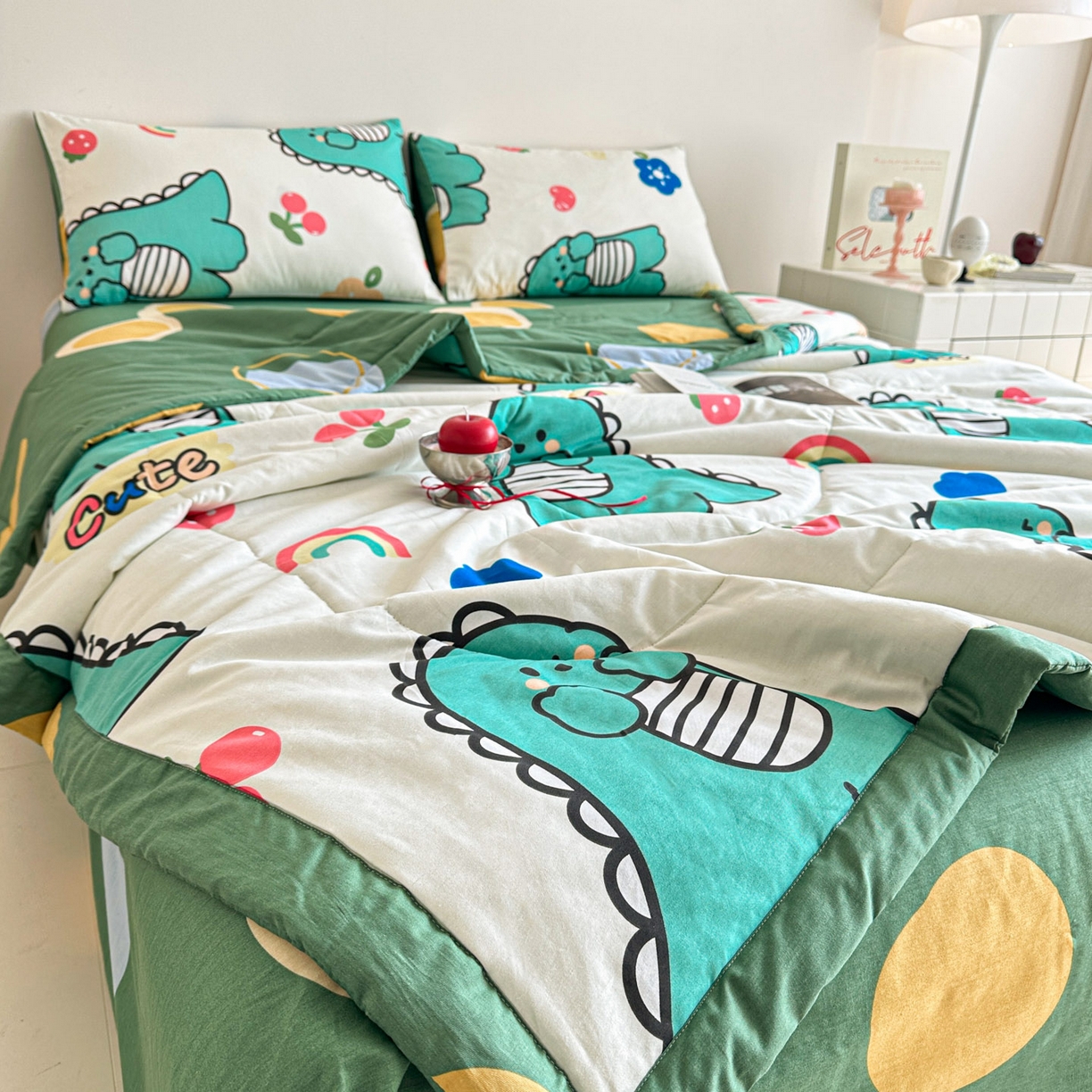 91家纺网 家纺一手货源 找家纺 春皖家纺 2026春夏新款全棉印花夏被夏凉被空调被 小恐龙